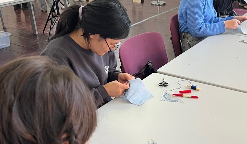 Reparieren statt entsorgen - 1IF/2 beim Repair-Festival. Unser Motto: ‚Irgendwo ist beim Floristen-Gwand fast immer was aufgrissn‘ 🫢 #zukunftgestalten #floristik #repairfestivalwien #ausbildung #lehrling #blumenkinder