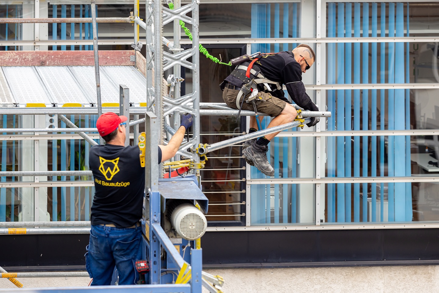Teamwork auf höchstem Niveau! 💪
Hier sind Max und Waldemar beim Aufbau eines unserer Bauaufzüge im Einsatz.
Präzision, Erfahrung und absolute Sicherheit, das sind die Grundlagen, auf die wir bei jeder Montage setzen.
Mit Leidenschaft und Know-how sorgt das Team der Wolf Bauaufzüge GmbH dafür, dass alles reibungslos läuft. ⚙️🚧
