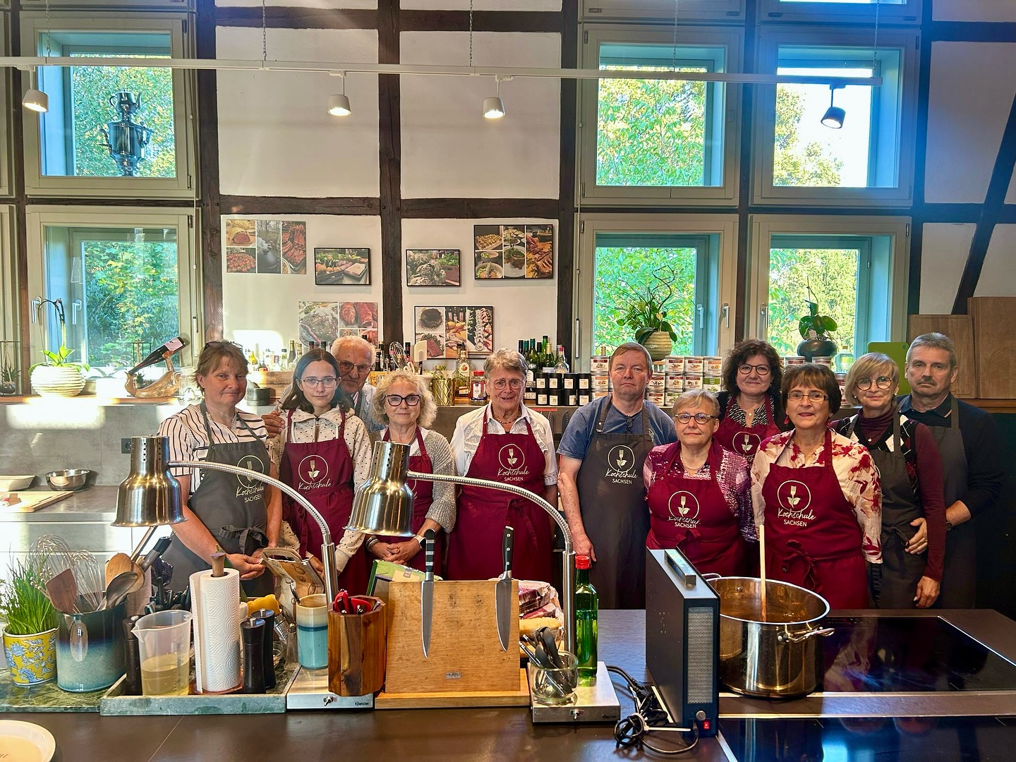 Toskanisches Lebensgefühl auf der Gabel ????
Ein runder Geburtstag, ein genussvolles Motto und jede Menge gute Laune – unter dem Thema „Cucina Toscana“ wurde in der Kochschule Sachsen ordentlich gefeiert! ?
Gemeinsam mit Koch Jens tauchten die Teilnehmenden in die Welt der toskanischen Küche ein: Frische Kräuter, aromatisches Olivenöl und eine Prise Dolce Vita durften dabei natürlich nicht fehlen. In entspannter Atmosphäre entstand ein mehrgängiges Menü, das die Wärme Italiens auf den Teller brachte ?
Jens führte mit seiner charmanten Art durch den Abend, erklärte Zubereitungstechniken, gab praktische Tipps und sorgte dafür, dass der Spaß am Kochen nie zu kurz kam. Ganz nach toskanischer Art stand das gemeinsame Genießen im Mittelpunkt – köstliches Essen, gute Gespräche und ein Glas Wein rundeten den Abend perfekt ab. Ein herzliches Dankeschön an alle, die mitgefeiert haben! ?
Wer seine eigene Feier mit kulinarischem Flair erleben möchte, ist bei uns genau richtig – wir gestalten euer Koch-Event ganz nach Wunsch!
?? www.kochschule-sachsen.de
☎️ Tel. 0174 / 2894035
✉️ verkauf@kochschule-sachsen.de
#kochkurs #kochschulesachsen #dolcevita #italienischkochen #kochenlernen #schlagwitzschmeckt #italienfood #geburtstagsfeier