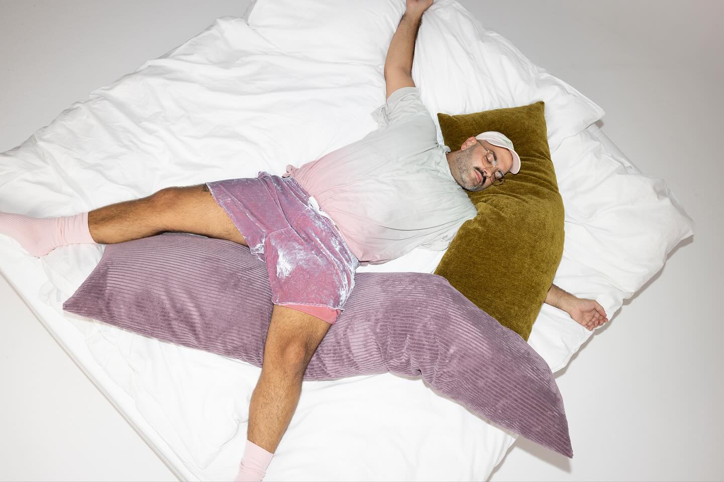 It’s giving oversized cozy energy ✨ Sare ist da – übergroß, bold und in verschiedenen Stoffen und 28 Farben erhältlich. Das perfekte Deko- und Seitenschläfer*innen-Kissen für Sofa und Bett.
