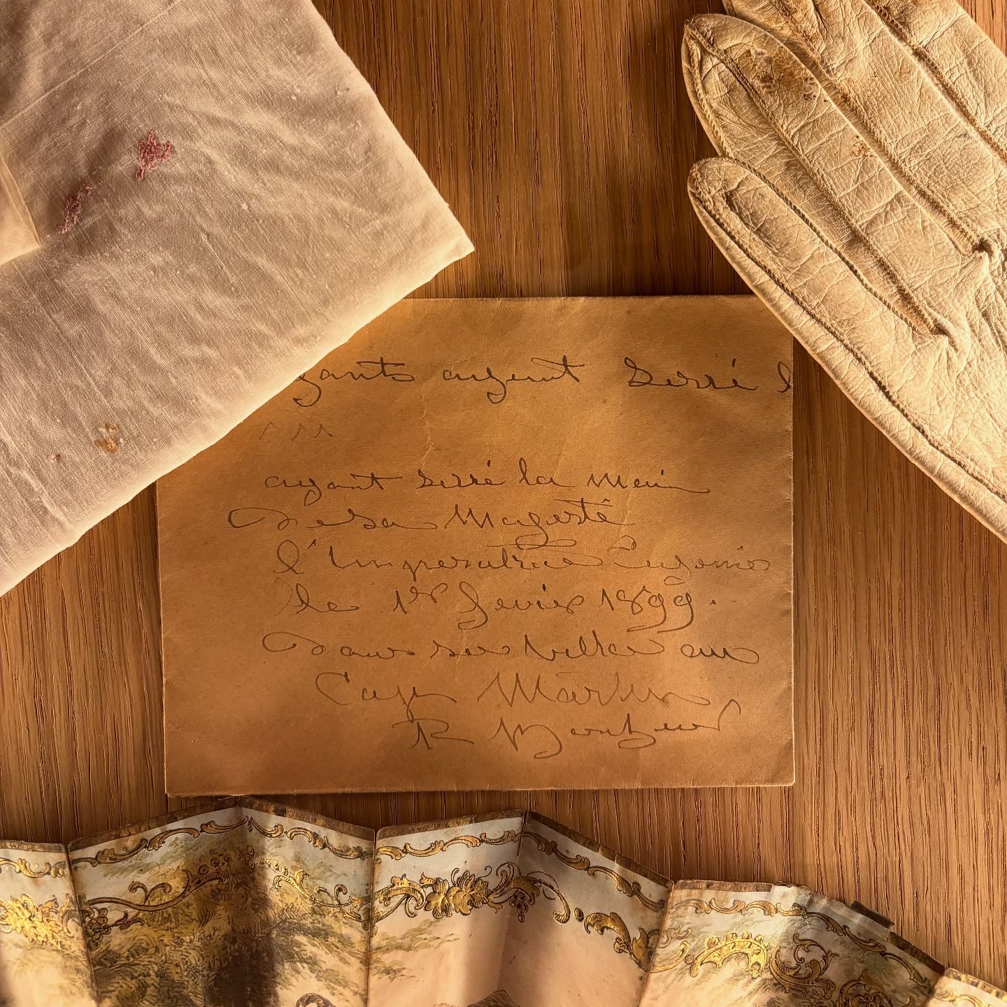 Un trésor inestimable conservé au château de Rosa Bonheur en lien très étroit avec l’Impératrice Eugénie. ?
Après avoir revu - ce sera la dernière fois - l’Impératrice Eugénie au Cap Martin, Rosa Bonheur s’empresse d’écrire ce mot, comme une relique.
« Gants ayant serré la main de Sa Majesté l’Impératrice Eugénie le 1er février 1899 dans sa villa au Cap Martin. R Bonheur »
Ce petit trésor retrouvé dans les greniers, est exposé en ce moment dans la « salle des secrets » du musée, au château de Rosa Bonheur. Il s’agit d’un ancien grenier à foin restauré en véritable espace muséal qui met en lumière les objets précieux, dessins et autres souvenirs de Rosa Bonheur.
Un post qui résonne avec les actualités…
#rosabonheur #imperatriceeugenie #tresor #inestimable #chateaurosabonheur #archive #musee