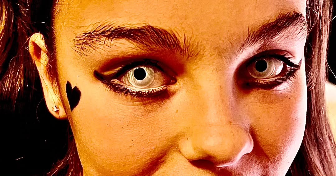 ?️✨ ¡Halloween se ve diferente este año! ?
En nuestra tienda encontrarás muchísimos modelos de lentillas para transformar tu mirada en puro terror, fantasía o locura.
Desde ojos de vampiro hasta miradas demoníacas… ¡tú eliges el susto! ??
Ven antes de que desaparezcan en la niebla… ??
#Halloween #LentillasHalloween #MiradaTerrorífica #DisfrazPerfecto