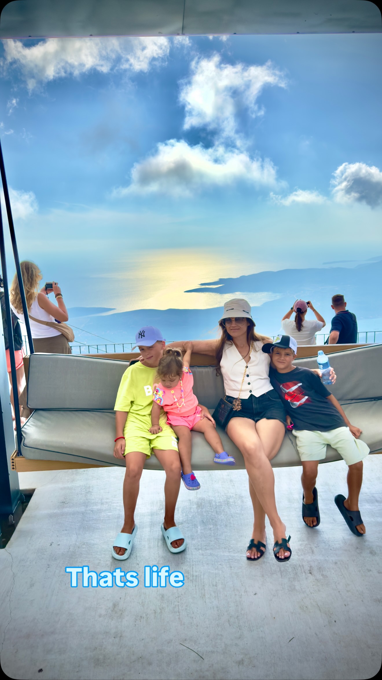 Jedes weitere Kind läuft mit??
Das ist ein Irrglaube?? Je mehr Kinder desto mehr hast du einfach zu tun. Egal ob es 2,3,4,5 oder mehr Kinder sind.
Es wird nicht besser ????
Aber hey, ich habe mich dafür entschieden und es ist die beste Entscheidung meines Lebens ??❤️?
#mom #momof4 #kids #momlife #mutter #family