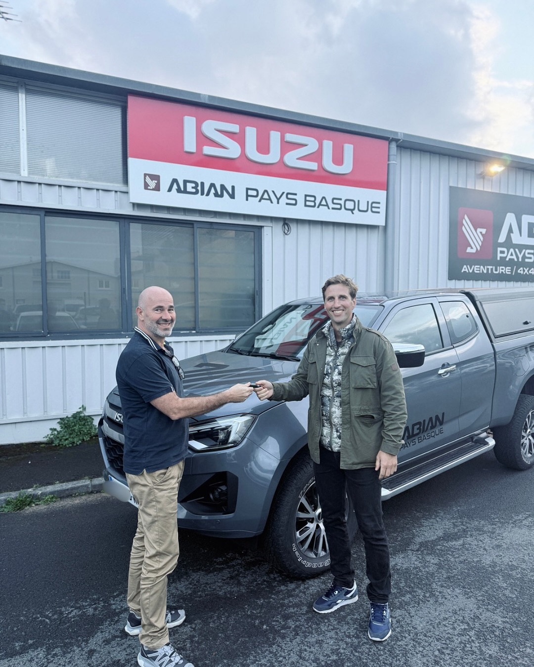 🔑 Un nouveau partenariat voit le jour ! 🤝
Abian Pays Basque est fier de remettre les clés à Guillaume, en collaboration avec Isuzu France.
Cette belle livraison marque le début d’une aventure prometteuse, fondée sur la passion du pick-up, le savoir-faire et la fiabilité Isuzu 💪
Bienvenue dans la famille Abian Pays Basque — et bonne route au volant de votre Isuzu D-Max, prêt à relever tous les défis ! 🚘
#AbianPaysBasque #IsuzuFrance #Partenariat #DMax #TeamAbian #anglet