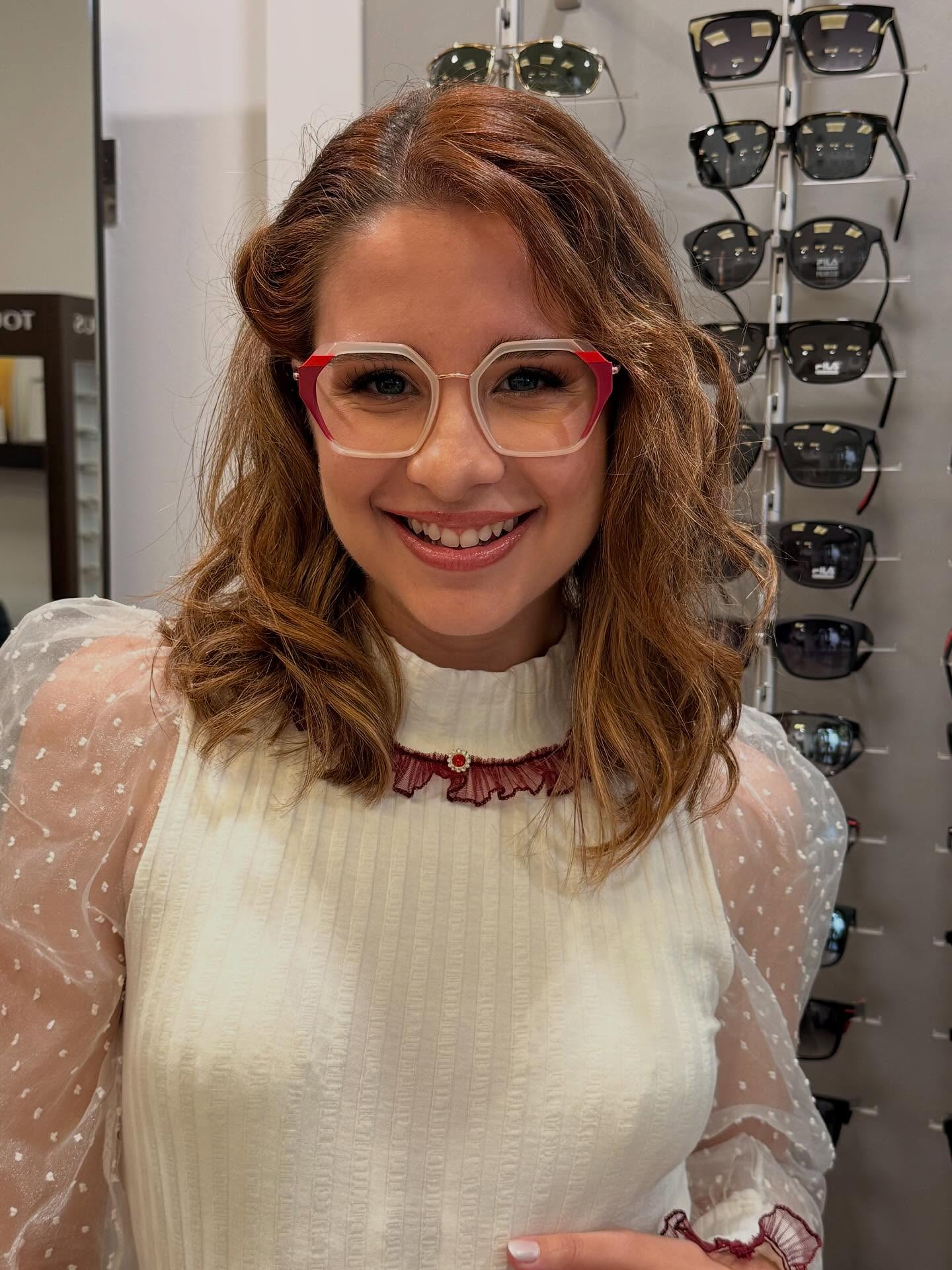 ✨ Hoy hemos hecho una entrega muy especial ✨
Nuestra querida @thaliagarrido_ ?se ha llevado hoy unas gafas únicas de la colección de @woodyseyewear , una marca que nos encanta por su diseño cuidado, materiales de calidad y ese toque de estilo inconfundible ?
Además, las hemos equipado con cristales Indo. Con el tratamiento Natural Superclear, una tecnología que reduce reflejos, mejora la transparencia y ofrece una visión más limpia y natural ??
Este tratamiento no solo aporta más claridad visual, sino que también ayuda a mantener los cristales más limpios durante más tiempo.
Gracias por confiar en nosotros para cuidar de tu mirada ?
#WoodysEyewear #IndoLenses #NaturalSuperclear #Óptica #GafasConEstilo #VisiónNatural #CuidamosTuMirada