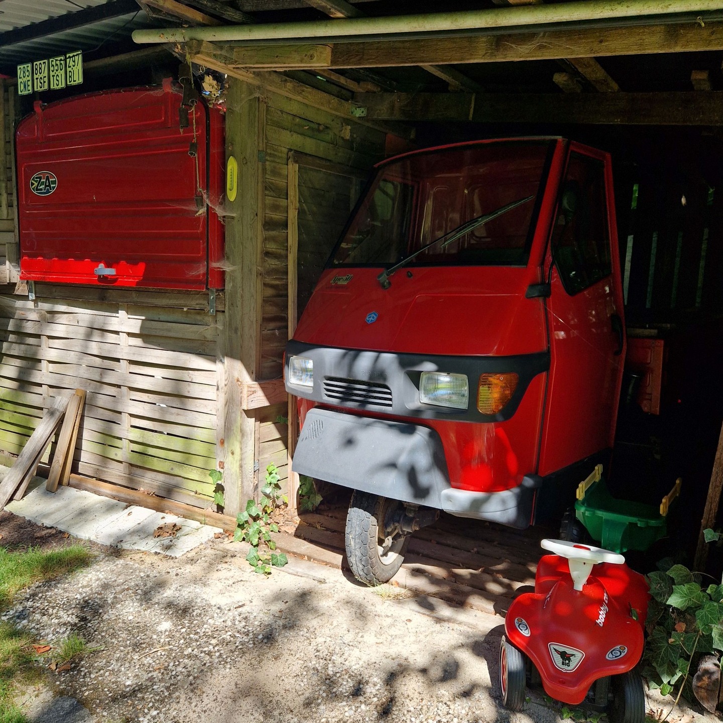 Hobbys gibt es viele.
Die eine betreibt #Judo, der andere sammelt #Briefmarken, der Nächste besucht #Kunstmuseen. Wieder andere pflegen das Hobby der Freimaurerei. Einer unserer Brüder liebt stylische italienische Autos. Er hat eine #Piaggio Ape. Hier übrigens mit „Beiwagen“, einem #Bobbycar. Insider wissen, die „Ape“, zu deutsch „Biene“ wird in #Italien seit Ende 2024 nicht mehr gefertigt.
#freimaurer #freemason #freimaurerbremen #bremerlogenhaus #bruderkette #selfcare #selbsterkenntnis #sinnbild #bremen #Freimaurerei #humanitaer #humanitaet #afuamvd #freimaurerlogeherder #piaggioape #ape #vespa #biene #vespe