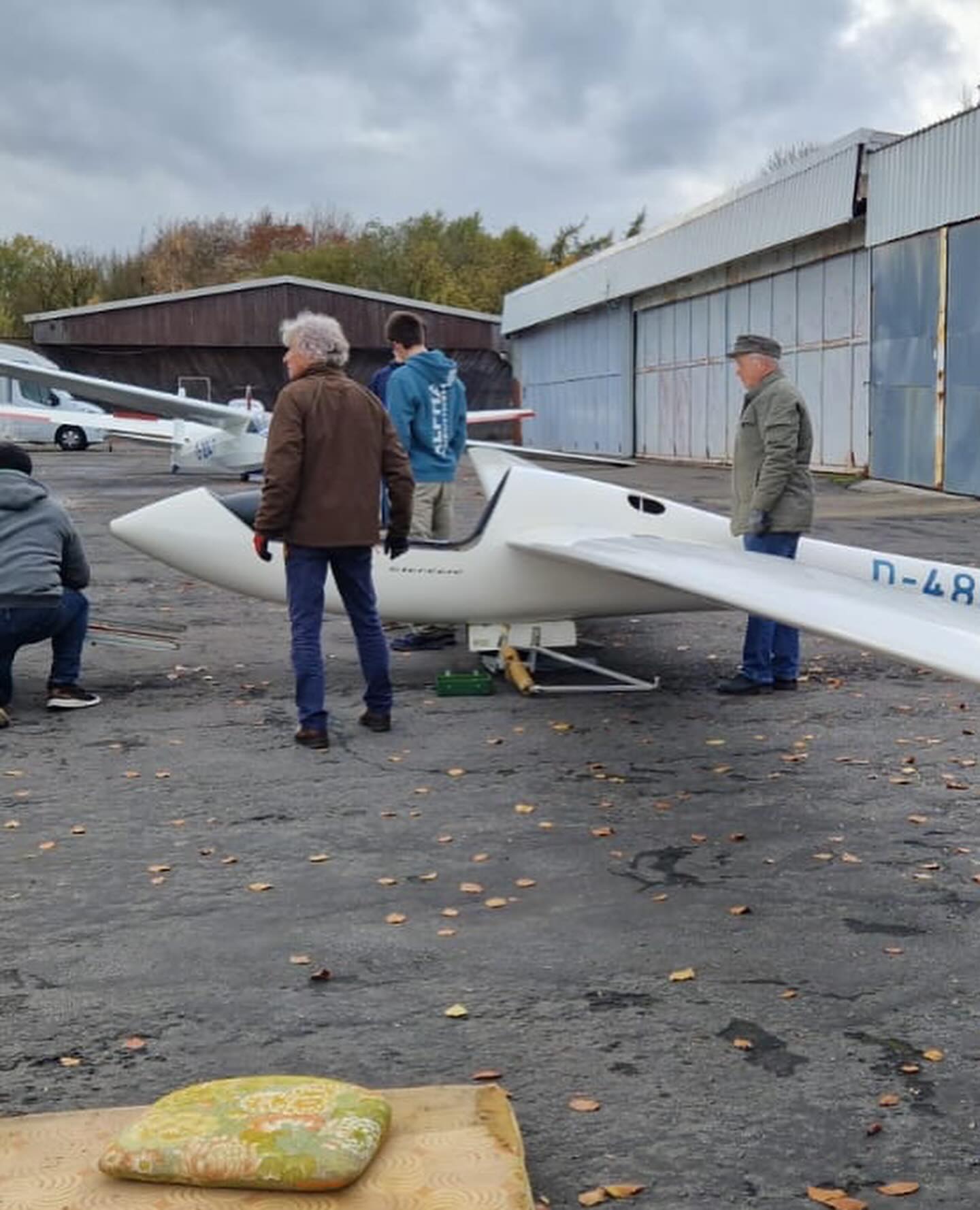 Saisonende eingeläutet: Am Wochenende haben wir unsere Segelflugzeuge abgerüstet und sorgfältig in der Halle eingelagert. 🔨
Damit wird die Zeit der Winterarbeit eingeläutet. In den kommenden Wochen stehen gründliche Wartungen an: Rumpf und Tragflächen werden kontrolliert, Seile, Lager und Beschläge geprüft, kleine Schäden instandgesetzt, die Avionik und Fallschirme gecheckt. So stellen wir sicher, dass Sicherheit, Leistung und Optik stimmen.
Dank vieler helfender Hände im Verein sind die Flieger dann pünktlich zum Saisonstart Ende März/Anfang April wieder startklar. 🔩🙂
#flugplatzbadpyrmont #lsgbadpyrmont #badpyrmont #weserbergland #winterarbeit #segelfliegen #pflege