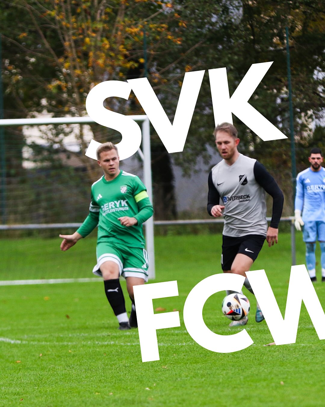 Harter Kampf um 3 Punkte!?
•
Auch unsere erste Mannschaft konnte ihre Partie gewinnen und den 2. Platz verteidigen. Gegen einen starken Gast ging man früh durch einen Elfmeter in Führung und diese verteidigte man als Einheit über 90 Minuten. Kölschhausen versuchte viel, doch unsere Jungs warfen sich in jeden Zweikampf und verteidigten alles weg.
Selbst hatte man auch noch Chancen durch Umschaltaktionen den Deckel drauf zu machen, doch es blieb bei dem einen Tor.
Über diese Leistung kann man sehr stolz sein und darauf aufbauen, um die Hinrunde gut abzuschließen!?
•
•
#fc1926werdorf #fcwerdorf #fcw #seit1926 #kreisliga #kreisligafussball #kreisligaromantik #fussball