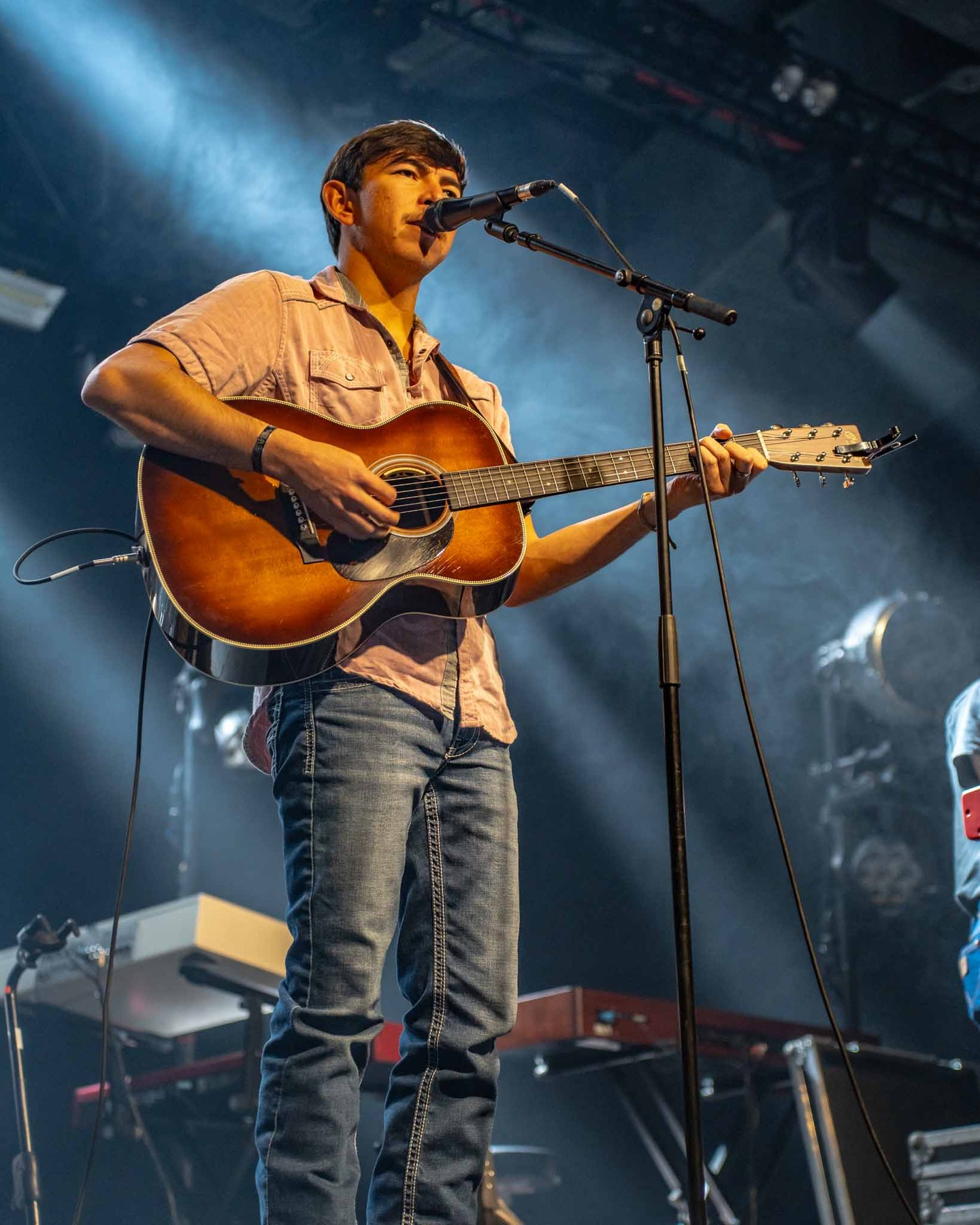 @officialwyattflores live at @carlswerkvictoria_cologne #wyattflores #carlswerkvictoria #live #concert #stage #germany #tour #gig #country #acoustic #music #musician #artist #concertphotography #countrymusicnewsgermany #sonyalpha