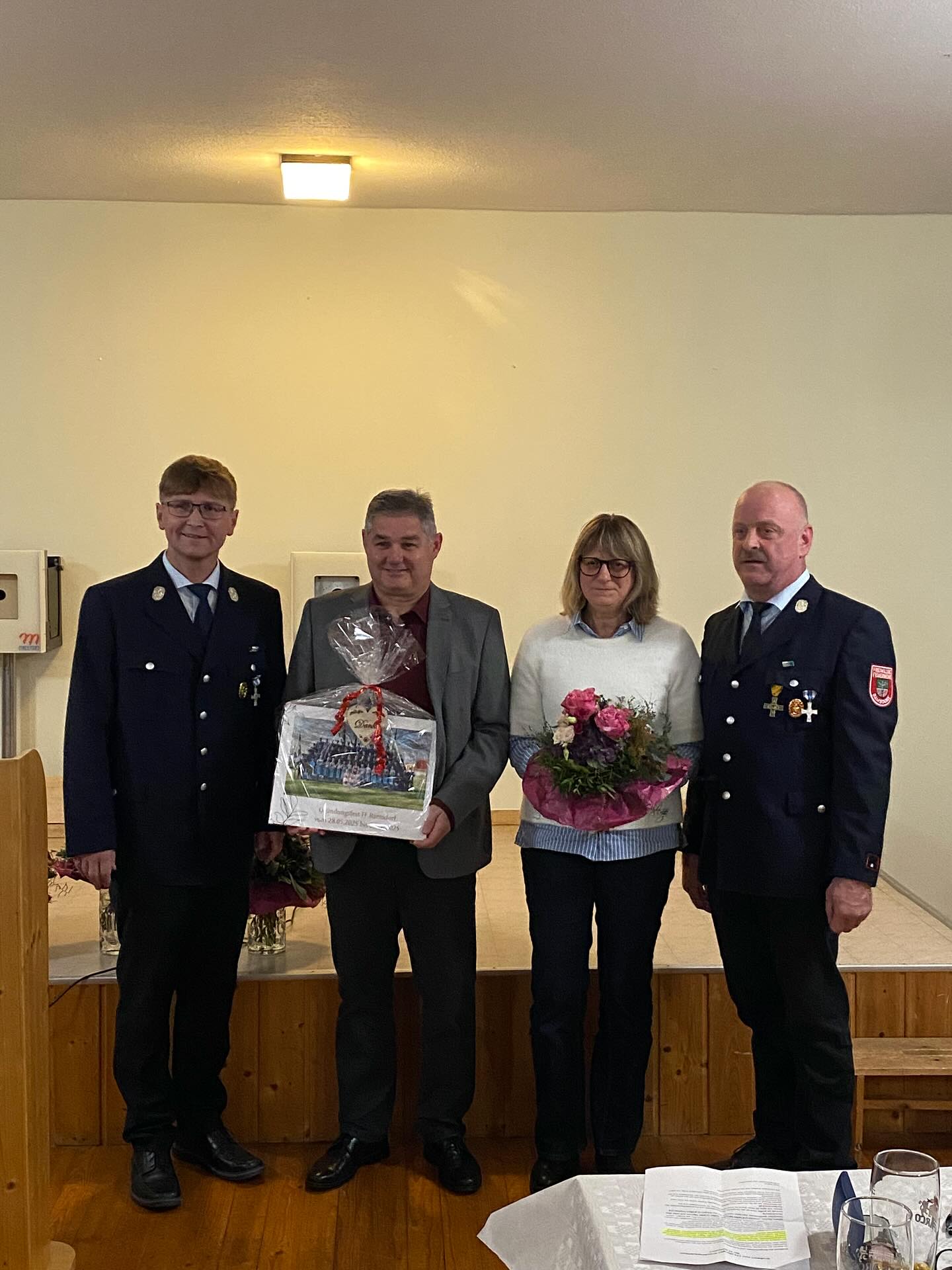 🎊 Dankesfeier Patenverein/Schirmherr und Festmutter 🎊
Am vergangenen Freitag fand die Dankesfeier für unseren Patenverein @ff_wallerfing , unseren Schirmherrn Hans Eigner und unsere Festmutter @judith_zacher statt. Nach ein paar Worten unseres Vorstandes @boecklandreas und unsere Bürgermeisters Hans Eigner wurden Blumensträuße und Fotobücher als Dankeschön überreicht. Auch Judith Zacher bedankte sich in einer kurzen Rede für den tollen Verlauf des Gründungsfestes und überreichte ihren Festdamen als Dank einen liebevoll gestalteten Bilderrahmen. Ein weiterer Dank geht an das Team des Gasthauses Eder in Neusling für die tollen Bewirtung und das leckere Buffett. Es war ein rundum gelungener Abend 🎉 #dankesfeier #fframsdorf #gründungsfest2025 #fahnenweihe