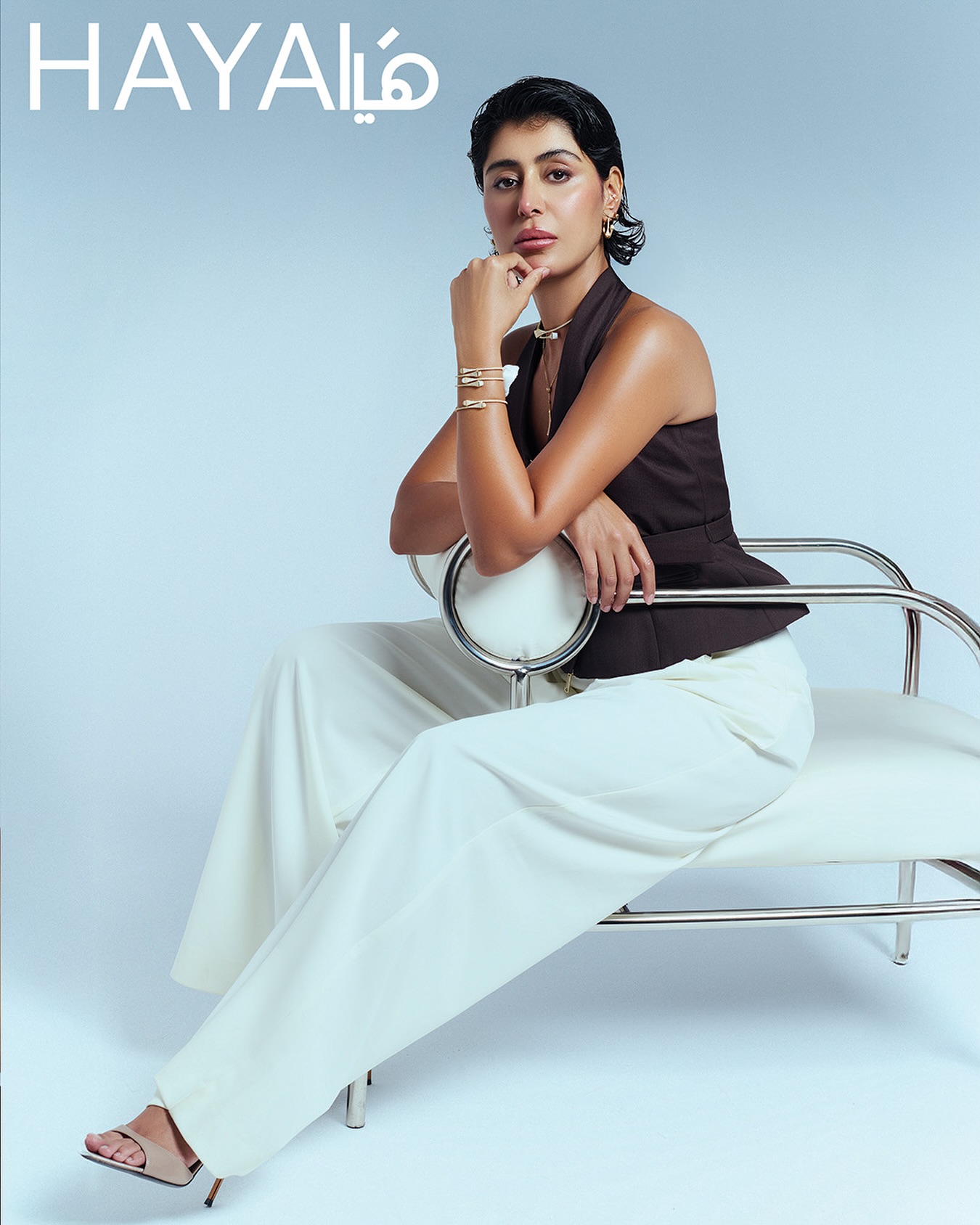 #VoicesthatShine
"أقدم محتوى متنوع عبر وسائل التواصل، أحاول فيه أن أكون صادقة مع نفسي، وأعكس الثقة التي أشعر بها في كل خطوة أخطيها في حياتي، أما بالنسبة لأسلوبي فهو يعكس شخصيتي وحقيقتي، يجمع بين الأناقة، الحداثة، والاستقلالية!" هذا ما قالته لنا نجمة غلافنا لعددنا الرقمي لشهر نوفمبر، الممثلة والمؤثرة الكويتية فرح الصرّاف، خلال حوارها معنا! زوري موقعنا واكتشفي كل التفاصيل!@fara7_al_ @marliرئيسة التحرير: @sima.maalouf
تصوير: @micheltakla_
حوار: @dinazeddine
ادارة فنية: @sana_jamalii
ستايلست: @saharwears
شعر ومكياج: Gianluca Casu لدى @mmgartists(Haya Magazine, Farah AlSarraf, Marli)