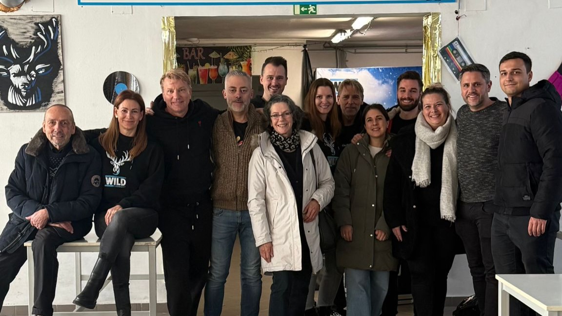 Unsere Füße sind soooo müde vom vielen Tanzen! In unserem Werk in Ungarn haben wir eine unglaublich schöne Weihnachtsfeier erlebt. Danke an alle, die diesen besonderen Abend möglich gemacht haben! 💙💙
Our feet are so tired from all the dancing! We had an incredibly wonderful Christmas celebration at our factory in Hungary. Thank you to everyone who made this special evening possible! 💙💙
Annyira elfáradtak a lábaink a sok tánctól! Hihetetlenül csodálatos karácsonyi ünnepséget töltöttünk el a magyarországi gyárunkban. Köszönjük mindenkinek, aki lehetővé tette ezt a különleges estét! 💙💙
#party #christmas #feet #hungary #team