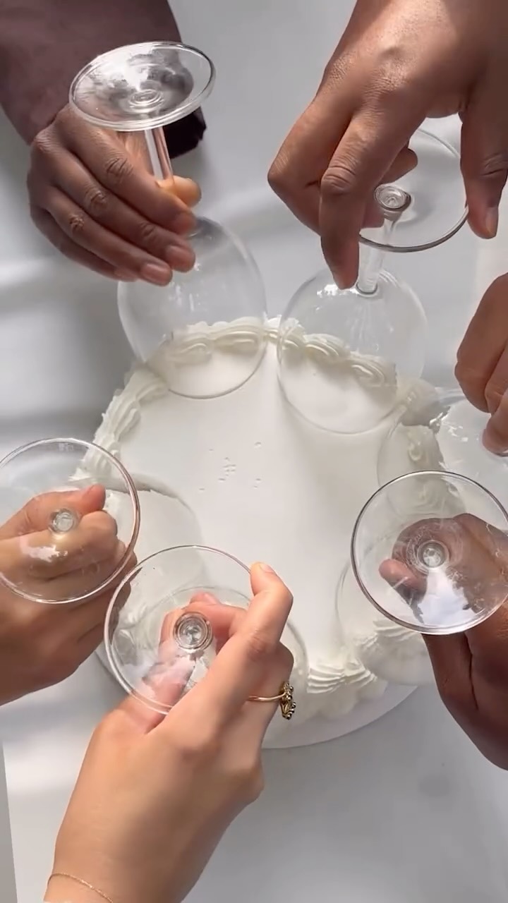 5 ans déjà.
Aujourd’hui, SAFA souffle ses 5 bougies ??
Cinq années d’engagement, de doutes, de rires, de projets et de belles rencontres.
Née d’une envie simple, tendre la main, SAFA est devenue une vraie aventure humaine.
Des petites salles aux grands événements, des premières distributions à La Caverne de SAFA, chaque étape a été écrite avec le cœur.
Merci à tous ceux qui ont cru en nous, marché à nos côtés, donné de leur temps et de leur énergie.
Grâce à vous, SAFA est bien plus qu’une association : c’est une famille, une histoire, une force.
Et ce n’est que le début !
La Team SAFA ?
?: @videosmose