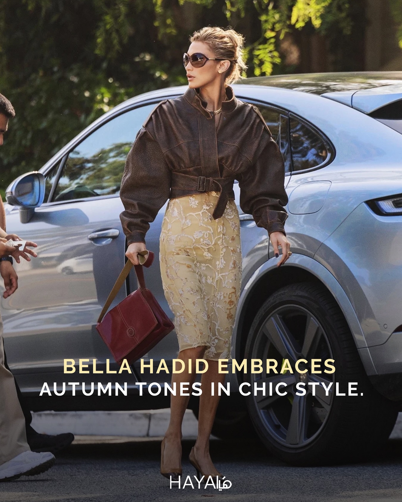 بيلا حديد تتألق بإطلالة خريفية أنيقة، مرتدية سترة بومبر جلدية بلون الشوكولاتة من Chloé، حيث تعكس روح الموسم بأسلوب عصري ومميز.(Haya Magazine, Bella Hadid, Fall Colors, Chloe)