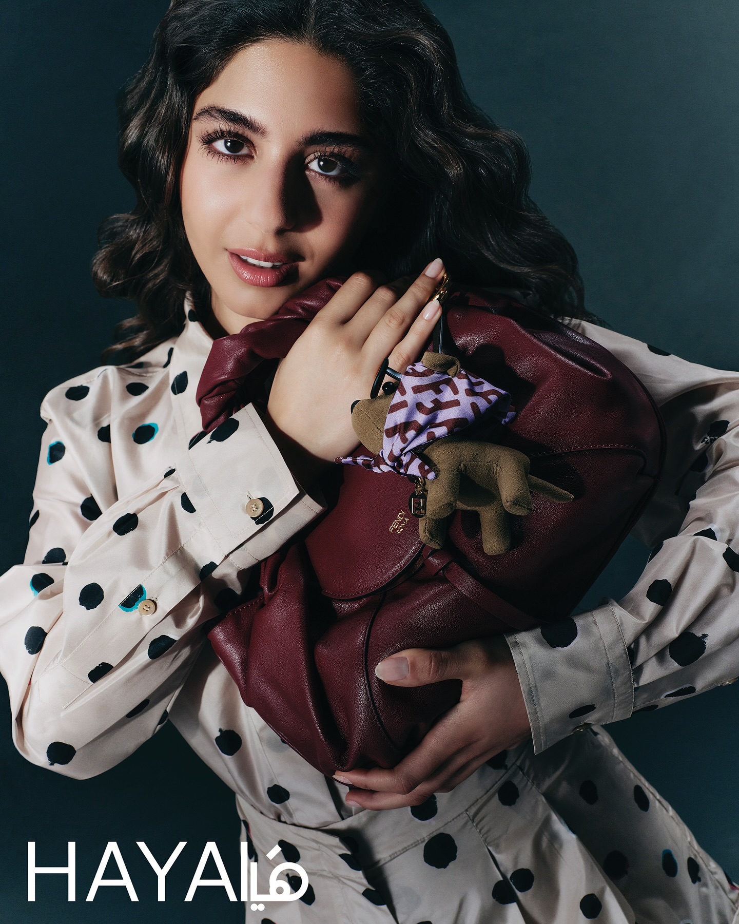 #VoicesThatShine
"وقعت في حب المجموعة التي عرضتها من الملابس من دار Fendi، كما أحبب الحقائب العصرية والعملية بشكل كبير. أما الفكرة فهي ما غمرني بالراحة والسعادة الحقيقية، لأنها تحاكي مرحلة صعبة مررت بها مؤخراً." هذا ما قالته لنا نجمة غلافنا، الممثلة الشابة مايان السيد! زوري موقعنا واكتشفي حوارنا الكامل معها.الإطلالة من @fendi@mayanelsayedرئيسة التحرير: @sima.maalouf
تصوير: @greg.adamski
ادارة فنية: @sana_jamalii
حوار: @dinazeddine
ستايلست: @saharwears
شعر: @lvan_kuz
مكياج: @kiwarkis
