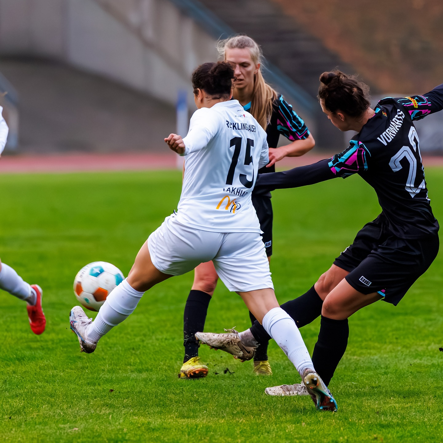 ⚽️ 𝗥𝗲𝗴𝗶𝗼𝗻𝗮𝗹𝗹𝗶𝗴𝗮 #𝗙𝗙𝗖𝗦𝗣𝗢 ⚽️
Einen Fußball-Fight auf nassem tiefen Geläuf lieferten sich unsere Frauen mit den Gästen von @vorwaertsspoho98_frauen am vergangenen Sonntag.
Im heimischen Stadion Hohenhorst reichte es am Ende für einen Punkt.
Nach einer umkämpften und torlosen ersten Halbzeit (0:0) wurde es in Halbzeit 2 emotional.
In der 50. min erkämpfte Hanna Klokkers @hannah.klkkrs einen Strafstoß, den Kathi Prinz @kathi_prinz_ äußerst souverän verwandelte. Die Freude über die verdiente Führung war riesengroß.
Doch nur 5 min später erzielten die Gäste aus Köln den Ausgleich.
Unser Trainerteam peitschte die Frauen unermüdlich nach vorn, Spoho tat das gleiche. Es entwickelte sich ein spannender Schlagabtausch.
Am Ende blieb es beim 1:1 und einer fairen Punkteteilung.
🍀🍀🍀 Gute Besserung unserer Julia Flöttchen @julia.flttn, die sich bereits in Halbzeit 1 bei einem Zweikampf an der Seitenlinie unglücklich am Oberschenkel verletzte und humpelnd den Platz verlassen musste. 🍀🍀🍀
🔙📸 @ric.baumert
#frauenfussball #recklinghausen #spohoköln #team #regionalliga #regionalligawest #stadionhohenhorst #rasenplatz #heimspiel #bele_construction_gmbh #derbystar #mcdonaldsde
@bele_construction_gmbh
@derbystar
@mcdonaldsde