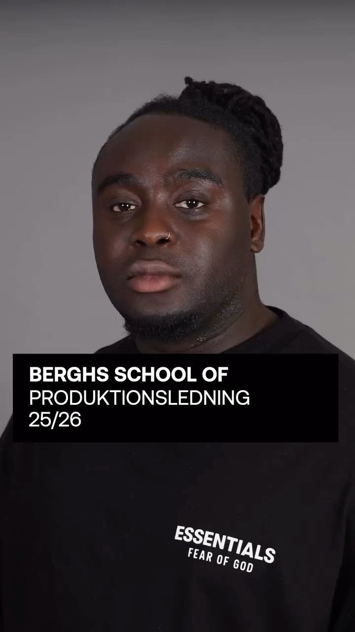 Dags att introducera årets Produktionsledare 🎬✨
En grupp nyfikna, drivna och handlingskraftiga organisatörer som under sitt år på Berghs kommer att lära sig hur idéer förvandlas till verklighet. Här utvecklar de sin förmåga att driva projekt från första brief till slutleverans – alltid med struktur, kreativitet och samarbete som ledstjärnor.
Vad innebär det att läsa Produktionsledning på Berghs?
Som produktionsledare är du navet som håller ihop människor, processer och produktion. Du är den som får allt att hända: planerar smart, håller koll på detaljer och säkerställer att team, kunder och partners rör sig åt samma håll. Under utbildningen får du verktygen för att leda projekt på ett hållbart och professionellt sätt – från budget och tidsplan till problemlösning och leverans.
För dig som gillar ordning, tempo och att arbeta nära både kreatörer och strateger är Produktionsledning den perfekta vägen in i branschen. Efter året på Berghs står du redo att ta rollen som den drivande kraften bakom framgångsrika kommunikationsprojekt.
Läs mer om utbildningen på berghs.se ❤️🔥