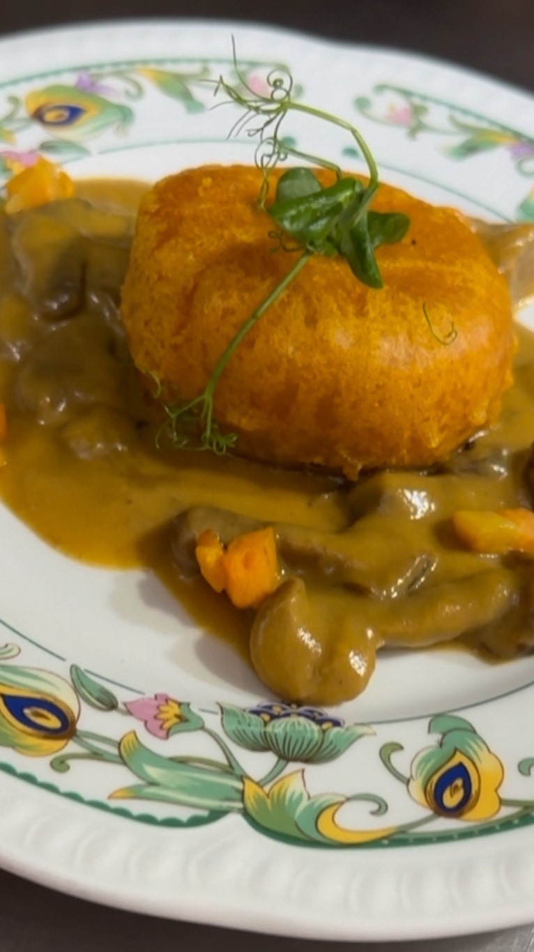 Aprovecha el finde para venir a probar esta monada que además de preciosa está espectacularmente rica. Y no lo decimos nosotros (que también), lo estáis diciendo vosotros.
Bombón de carrillada ibérica sobre douxelle de setas y calabaza.