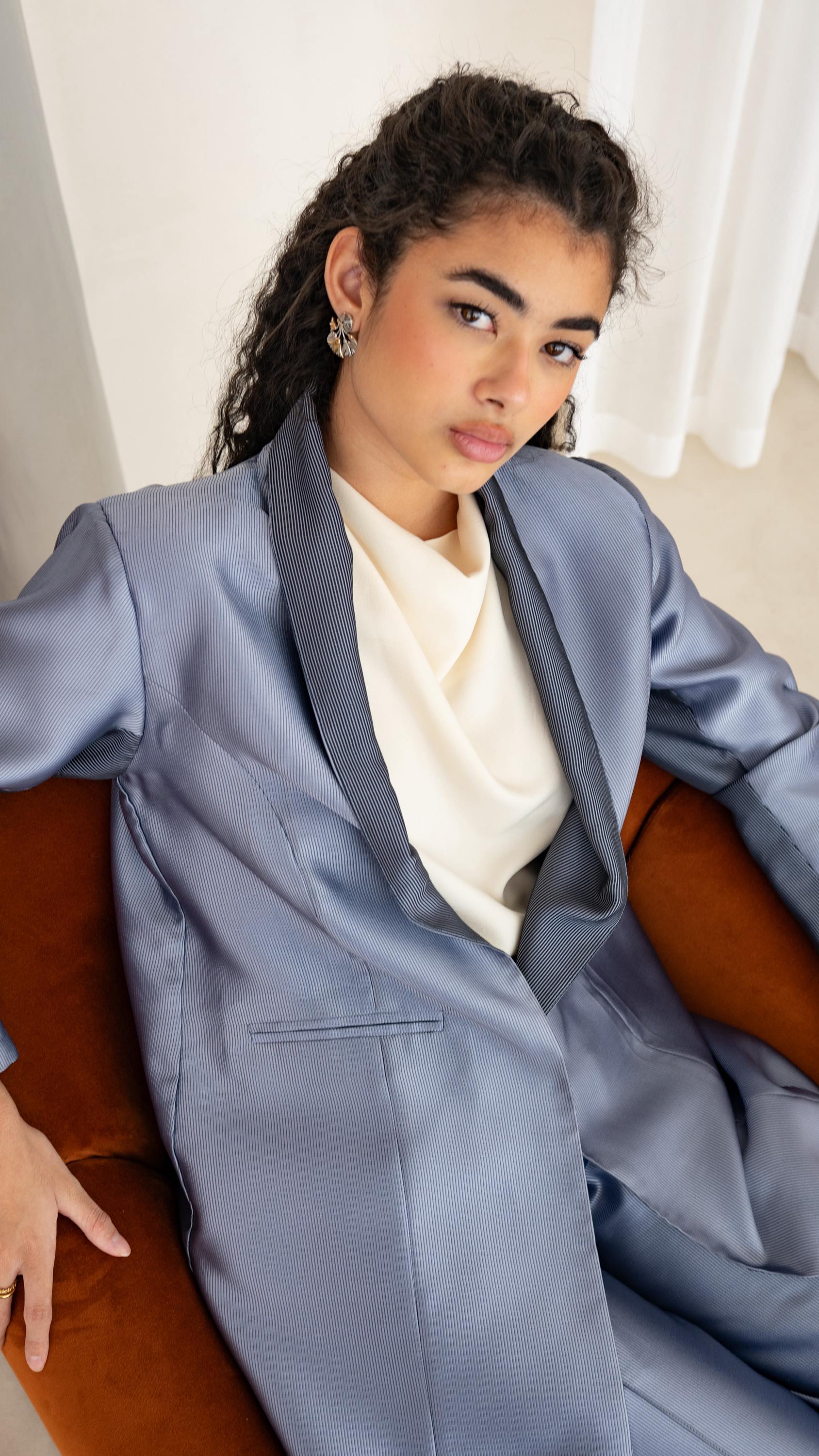 The Lustre Abaya reveals depth in contrast. Refined, reversible and endlessly timeless.