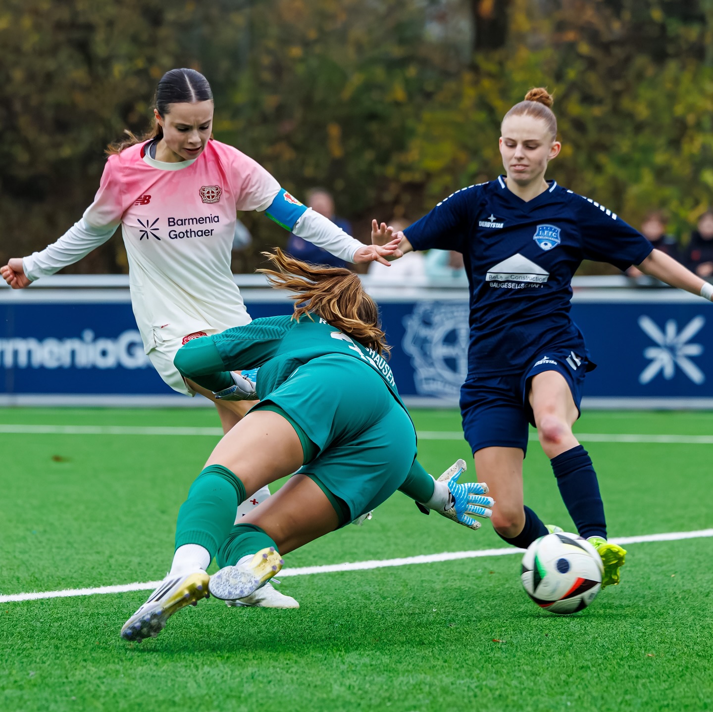 ⚽️ 𝗦𝗽𝗶𝗲𝗹𝘁𝗮𝗴 𝟭𝟯 #𝗕𝟬𝟰𝗙𝗙𝗖 ⚽️
#Regionalligawest
Impressionen 📸 vom Auswärtsspiel unserer Frauen bei der U23 der @bayer04frauen.
Unglücklicher Beginn mit Rückstand
Tolle Steigerung in Halbzeit 2
Spiel gedreht durch ⚽️⚽️ von @kathi_prinz_ 💙🤍
Am Ende leider ohne Punkte heim
Bayer - FFC 3:2 (1:0) 😞
📸 @ric.baumert
@bele_construction_gmbh
@derbystar
@mcdonaldsde
#frauenfussball #regionalliga #team #gemeinsam #auswärtsspiel #1ffcre #recklinghausen #bele_construction_gmbh #derbystar #mcdonaldsdeutschland
