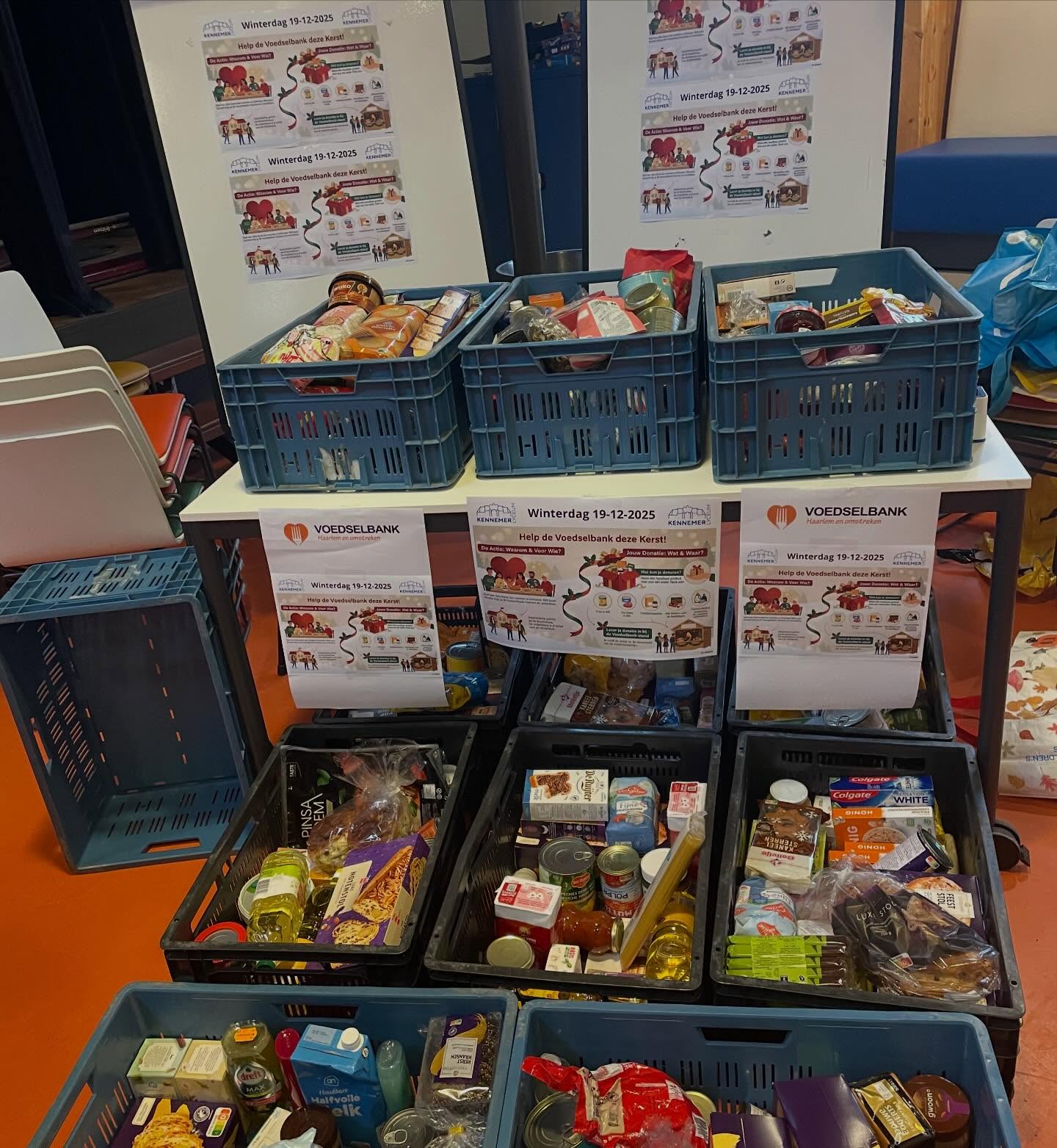 Kerstontbijt en voedselbankactie
Een misschien wel nieuwe traditie op het Kennemer is het kerstontbijt met de klas. Allemaal eigengemaakte lekkernijen mee en gezellig samen het jaar (en de toetsweek) afsluiten. Ook werd er ingezameld voor de voedselbank, een mooi initiatief! #ondernemenddewereldin