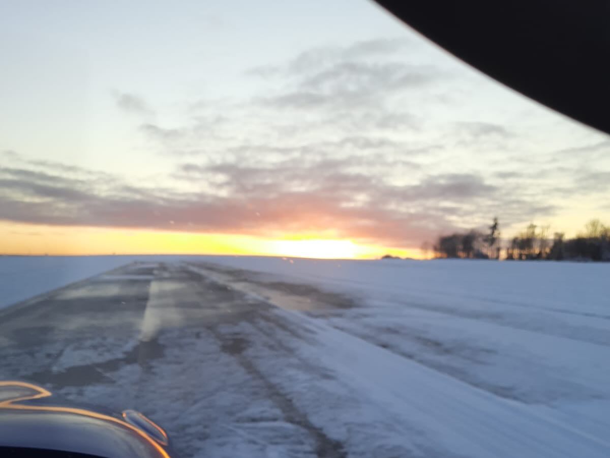 Winterlandschaft im Weserbergland ❄️ Die eisigen Temperaturen der letzten Tage haben das Weserbergland in eine beeindruckende Winterkulisse verwandelt. Während sich in den Tälern dichter Nebel sammelt, liegen die Höhen unter einer feinen Schneeschicht. Aus der Luft entsteht ein einzigartiges und stimmungsvolles Panorama! 😍
#weserbergland #weserberglandfotografie #weserbergland_photography #badpyrmont #pyrmont #luegde #lsgbadpyrmont #schnee #winterwonderland