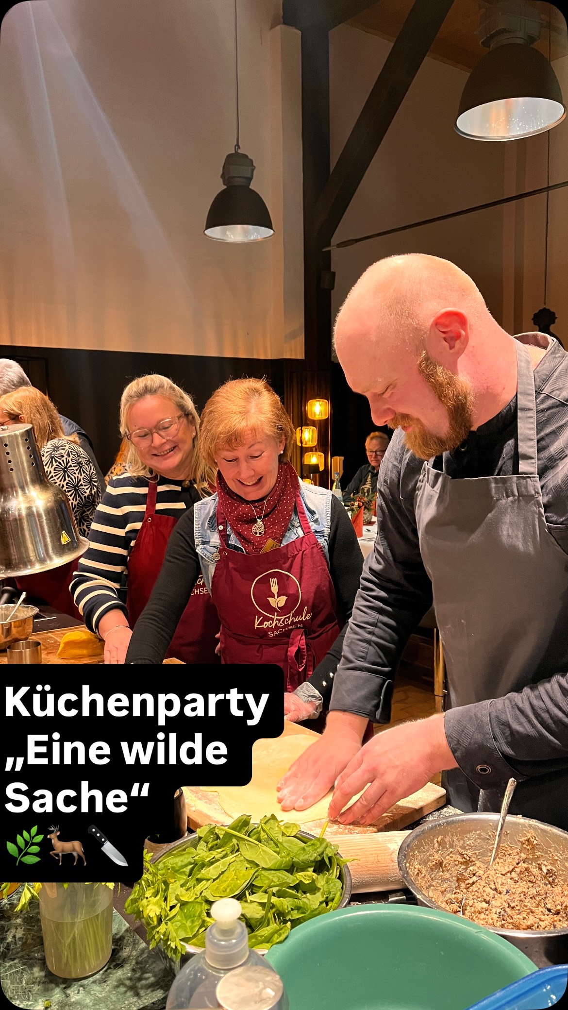 Wildküche erleben – Geschmacksmomente aus der Natur ???
Bei unserer Küchenparty „Eine wilde Sache“ stand ein Abend lang das Kochen mit edlem Wild im Mittelpunkt. Florian entführte uns auf eine kulinarische Reise: Mit großer Sorgfalt und vielen Tricks aus der Profiküche entstanden Teller, die nicht nur gut schmeckten, sondern auch optisch begeisterten – denn das Auge isst ja bekanntlich mit! ?
Während die Töpfe brodelten, verriet Florian seine besten Tricks: Wie man Wildfleisch richtig zart bekommt, welche Kniffe bei der Zubereitung den Unterschied machen und wie ausgewählte Gewürze selbst klassische Gerichte in ein überraschend neues Licht rücken ???️
Eine gemeinsame Küchenparty mit guten Freunden verbindet und genau dieses Gefühl war überall zu spüren! Ein riesiges Dankeschön an alle, die diesen fröhlichen Abend mit so viel Neugier gefüllt haben ?
Wer nun selbst an unserem Herd experimentieren will, findet in unserem Kursangebot viele Gelegenheiten dafür! Auch ein individuelles Angebot für eine Küchenparty könnt ihr mit uns abstimmen ???
Was bei einer Küchenparty alles dabei ist:
? Sekt-, Aperativo- oder Glühweinempfang, je nach
Jahreszeit und Anlass
? Gängemenü oder Buffet
☝? Professionelle Anleitung beim Kochen durch unsere Profiköche
Erlebt eine ausgelassene Zeit mit euren Lieben und schlemmt euch gemeinsam durch den Abend! ?
?? www.kochschule-sachsen.de
☎️ 037608 28481
✉️ verkauf@kochschule-sachsen.de
#kochschulesachsen #kochschule #waldenburg #hirschbraten #rezeptideen #foodie #küchenparty
