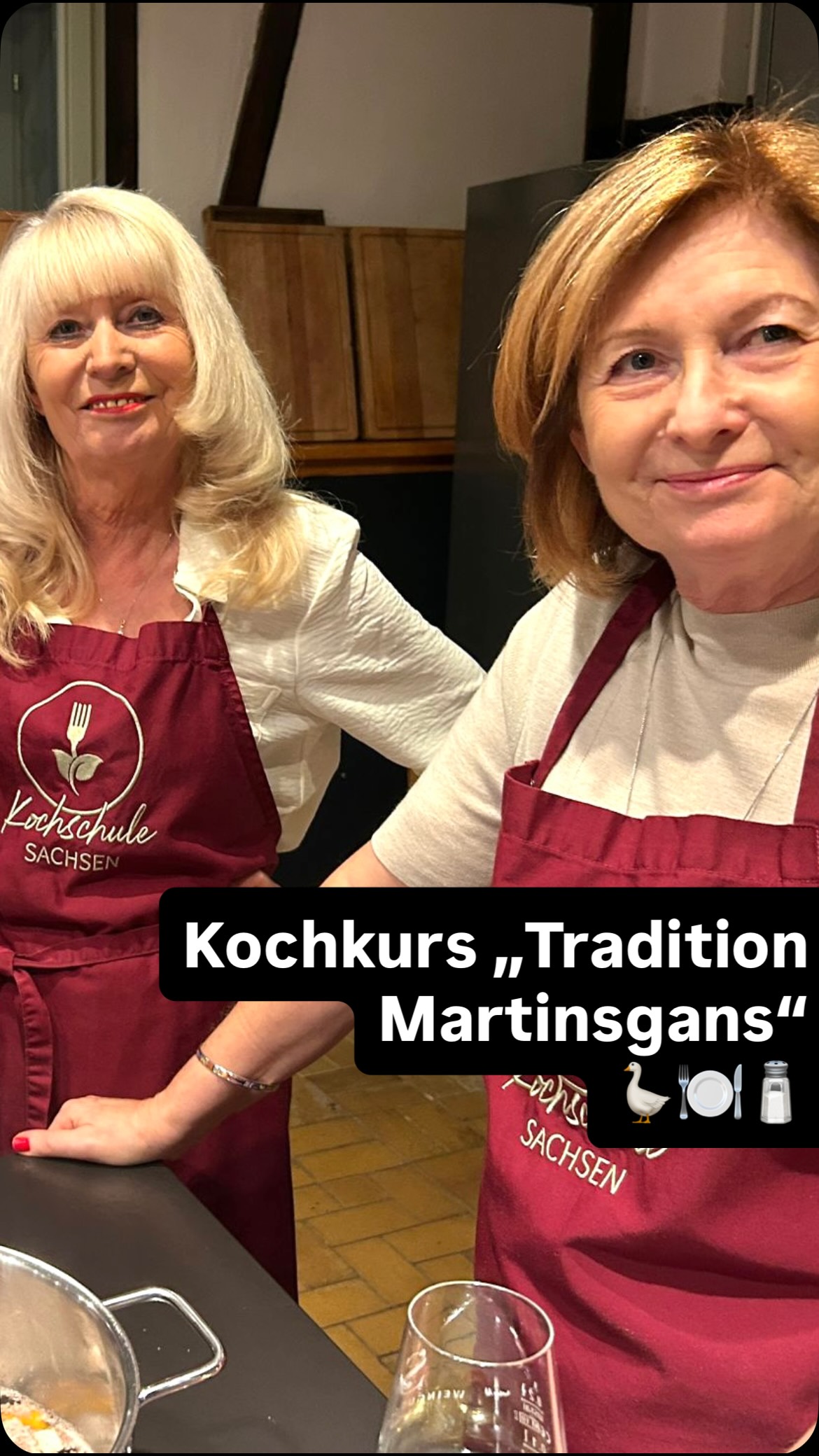 Gans sicher ein Highlight - unser Kochkurs „Tradition Martinsgans“ ??️?
Es gibt einen alten Brauch, der jedes Jahr rund um den 11. November gefeiert wird: Das Braten einer Martingsgans! Warum wir eigentlich Martinsgans essen und wie man sie so zubereitet, dass sie außen perfekt knusprig und innen butterzart wird – all das stand an diesem Abend im Mittelpunkt! ?
Gemeinsam mit Jens bereiteten wir vier festliche Gänge zu, die auf der Zunge zergingen: Darunter eine aromatische Gänse-Consommé mit Ravioli und Trüffel und der Klassiker Brust und Keule mit Rotkohl und Wickelklößen ?☺️???
Als Dessert gab’s eine samtige Maronen-Panna Cotta mit eingelegten Feigen – ein Leckerbissen, der nach Feiertag schmeckte! ?
Ihr habt die Gans auf ein neues Level gehoben – danke für diesen Abend der Geschmacksexplosionen! ? Ihr möchtet zum nächsten Feiertag richtig reinhauen? Dann checkt unsere Kochkurse auf der Website:
? Sekt-, Aperativo- oder Glühweinempfang, je nach Jahreszeit und Anlass
? Gängemenü oder Buffet
??? Professionelle Anleitung beim Kochen
?? Erlebt einen gemütlichen Abend in unserer exklusiven Location mit selbstgekochten, kulinarischen Highlights!
?? www.kochschule-sachsen.de
☎️ 037608 28481
✉️ verkauf@kochschule-sachsen.de
#kochschulesachsen #schlagwitzschmeckt #kochenmachtglücklich #martinsgans #kochkurse #sachsenistschön #rezeptideen #gänseconsommé #pannacotta