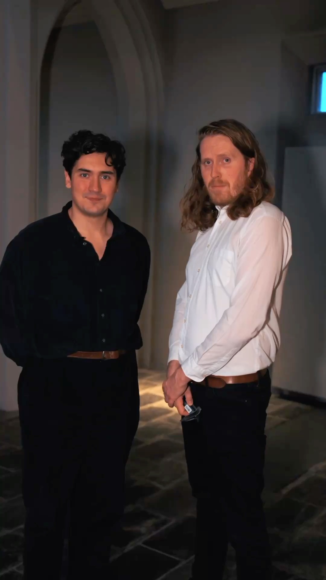 Sýningin „Jólin hans Hallgríms“ hefur verið í Hallgrímskirkju síðustu níu ár og núna í tíunda sinn býður Hallgrímskirkja leikskóla- og grunnskólabörnum í Reykjavík og nágrenni, að koma í heimsókn í Hallgrímskirkju í aðdraganda jólanna. Sýningin byggir á samnefndri bók Steinunnar Jóhannesdóttur.
Í heimsókninni er skoðunarferð um kirkjuna og sagt frá kirkjumunum. Börnin fá stutta endursögn úr bókinni Jólin hans Hallgríms og hún segir frá undirbúningi jólanna hjá Hallgrími Péturssyni þegar hann var ungur drengur og hvernig jólin voru fyrir 400 árum á Íslandi. Verkefnið hefur fengið frábær viðbrögð.
Baðstofa verður sett upp fyrir sýninguna. Þar sem hægt verður að vitja jóla fortíðar. Í baðstofunni má finna muni sem fjallað er um í bókinni og leikararnir Níels Thibaud Girerd, Pálmi Freyr Hauksson og Guðmundur Einar Láru Sigurðsson töfra upp jólastemningu sem vísa til sögunnar.
Börnum á aldrinum 3 til 10 ára er boðið að koma í skóla- eða hópheimsókn.
Kennarar leik- og grunnskólabarna geta bókað geta bókað heimsókn á markaðstorgi Hallgrímskirkju á abler.io
Aðgangur er ókeypis!