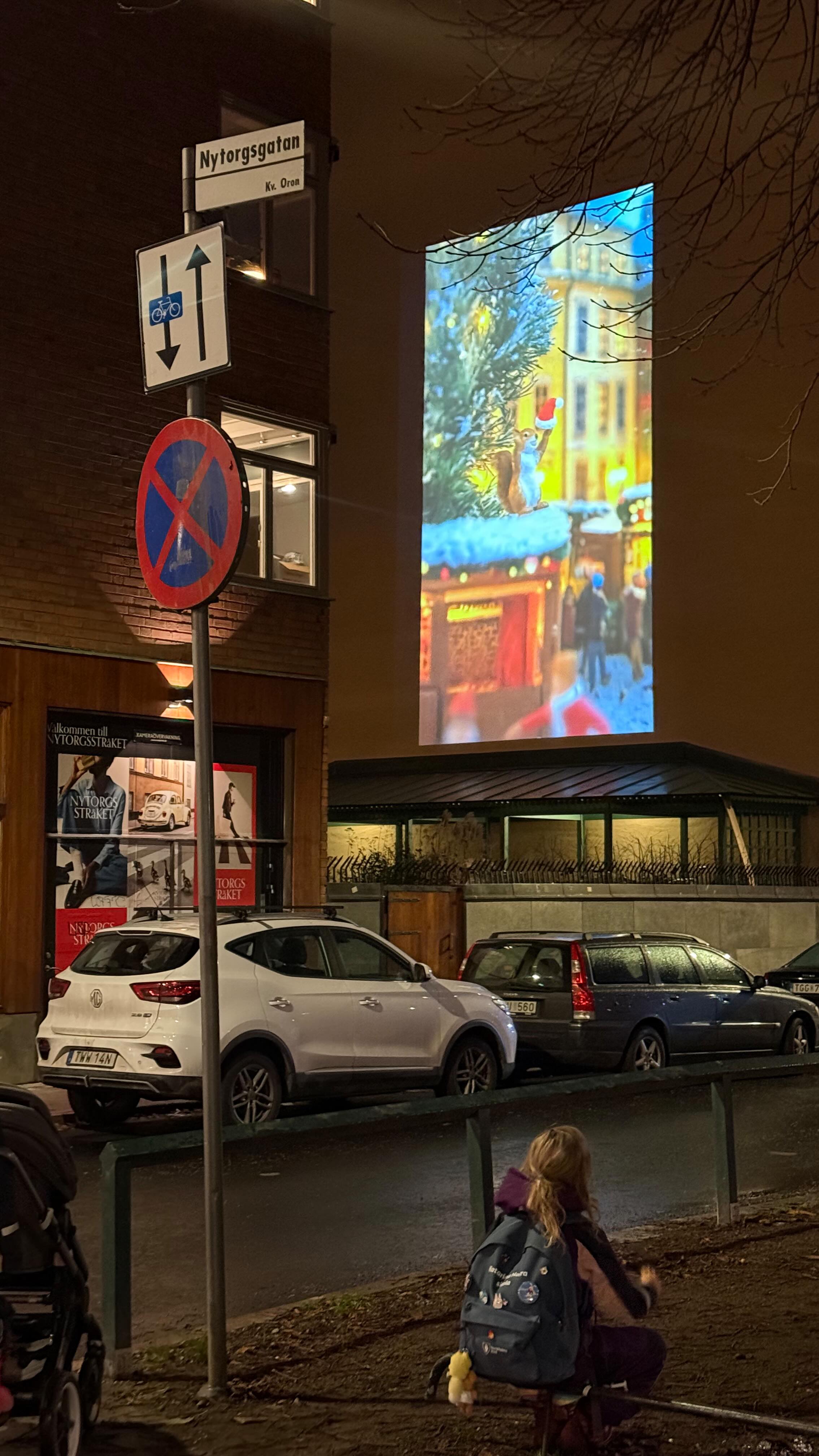 Berghs studenter skapar Stockholms största julkalender ❤️🎄✨
På en vägg vid Åsögatan/Nytorgsgatan öppnas en ny lucka varje dag – skapad av studenter från Berghs School of Communication.
Bakom projektet står Beyond Reach tillsammans med Berghs, med målet att skapa en ny, publik jultradition i hjärtat av Nytorget. Varje lucka innehåller en specialproducerad animation eller film där våra studenter tolkar julens magi på helt egna sätt.
Totalt deltar 15 studenter från programmen Content Engineering, Growth Marketing, Art Direction/Copywriting, Advanced Design, Communication Design och Digital Design & Strategy.
Filmerna visas mellan 7-8.30 och 16-22 varje dag fram till julafton ❤️ Korsningen Åsögatan/Nytorgsgatan.