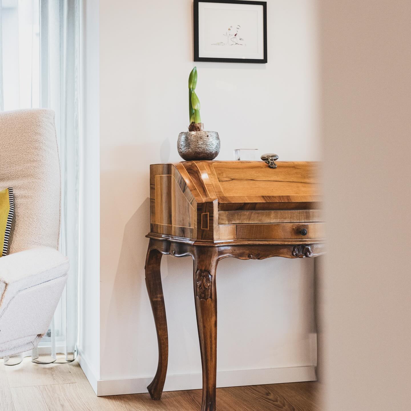 Nach der nachhaltigen Modernisierung einer gesamten Etage hat sich die Raumstruktur komplett verändert: Aus mehreren kleinen Zimmern wurde ein großzügiger, heller Open Space mit Kamin, Essbereich, Wohnzimmer und einer neuen Lounge, die als ruhiges Zentrum dient. Eine klare, funktionale Neuordnung, die zeigt, wie sehr Architektur den Alltag verändern kann.
Die Kombination aus bestehenden Materialien, neuen Oberflächen und gezielten Akzenten formt einen eleganten, zeitlosen Raum, der Offenheit schafft und dennoch Struktur bietet. Ein Zuhause, das leicht wirkt, großzügig ist und alle Funktionen harmonisch miteinander verbindet.
Innenarchitektur @cmiadesign www.c-mia.de
Möbel @schmitt_raumdesign
Licht @haulichtdesign
Schreiner @schreinerei_nollen
Kamin @quetlich_feuerkultur
#innenarchitekturkoblenz #koblenz #oberwerth #montabaur #westerwald #architekturkoblenz #interiordesign #raumausstattung #cmia #cmiainnenarchitektur #cmiadesign #occhio #romerobritto
@occhio_lighting
@bw_bielefelderwerkstaetten
@interluebke_