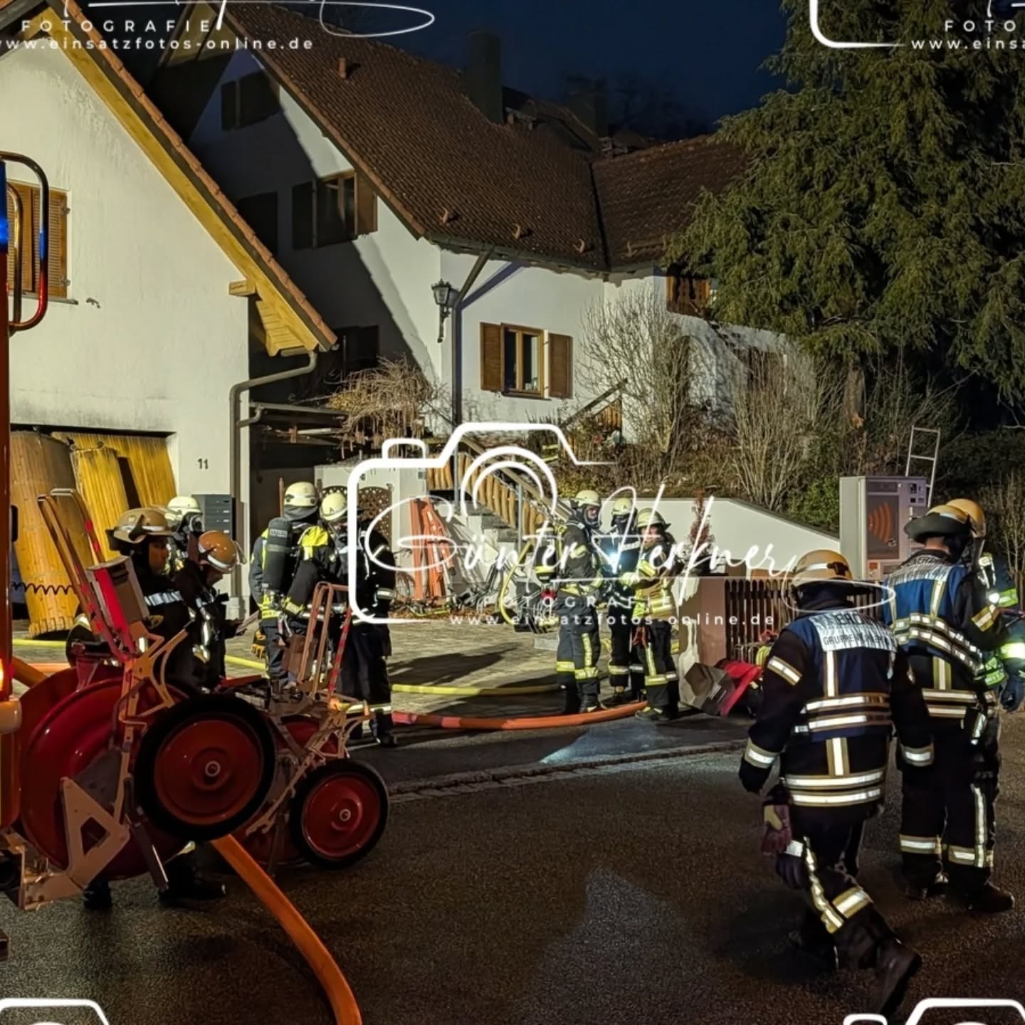 🗓️Datum: 03.12.2025
⏰Uhrzeit: 16.19 Uhr
🚒🚑 Einsatzart: B 3
📍Einsatzort: Erding
🚒🚑🚁🚓 Eingesetzte Kräfte:
@feuerwehr_erding
@feuerwehr_altenerding
@kreisbrandinspektion_erding
@brk_kreisverband_erding
@mkt_rettungsdienst
@einsatzleiter_rettungsdienst
@polizeiobn
Brand im Keller eines Mehrfamilienhauses – Zeugenaufruf
Am gestrigen Mittwochnachmittag ist im Keller eines Mehrfamilienhauses in Erding ein Brand ausgebrochen. Die Ursache für das Feuer ist aktuell noch unbekannt. Die Kriminalpolizei Erding hat die Ermittlungen übernommen.
Gegen 16.15 Uhr wurde der Einsatzleitstelle Feuer im Keller eines Gebäudes an der Schäfflerstraße mitgeteilt.
Zur Durchführung der erforderlichen Löscharbeiten musste der betroffene Straßenabschnitt für etwa 1,5 Stunden für den Verkehr gesperrt werden.
Das Haus war zum Zeitpunkt des Brandes unbewohnt. Die regulären Bewohner waren bereits seit einem früheren Brandereignis am 04.11.2025 (polizeiliche Berichterstattung erfolgte) in temporäre Unterkünfte umgezogen und befanden sich somit nicht vor Ort. Lediglich die Wohnung über der angrenzenden Garage war bewohnt.
Es wurden keine Personen verletzt.
Der entstandene Sachschaden liegt zwischen 5 000 und 10 000 Euro.
Die Brandursache konnte nicht abschließend geklärt werden. Da weder eine technische Ursache, noch vorsätzliche Brandstiftung ausgeschlossen werden können, bittet die Kriminalpolizei Erding Zeugen, verdächtige Wahrnehmungen unter der Telefonnummer 08122/9680 zu melden.
Quelle: PP Oberbayern Nord
📷 Günter Herkner
#thl #unfall #feuerwehr #rettungsdienst #polizei #luftrettung #blaulicht #technischehilfe #gefahrgut #abc #brand #freiwilligefeuerwehr