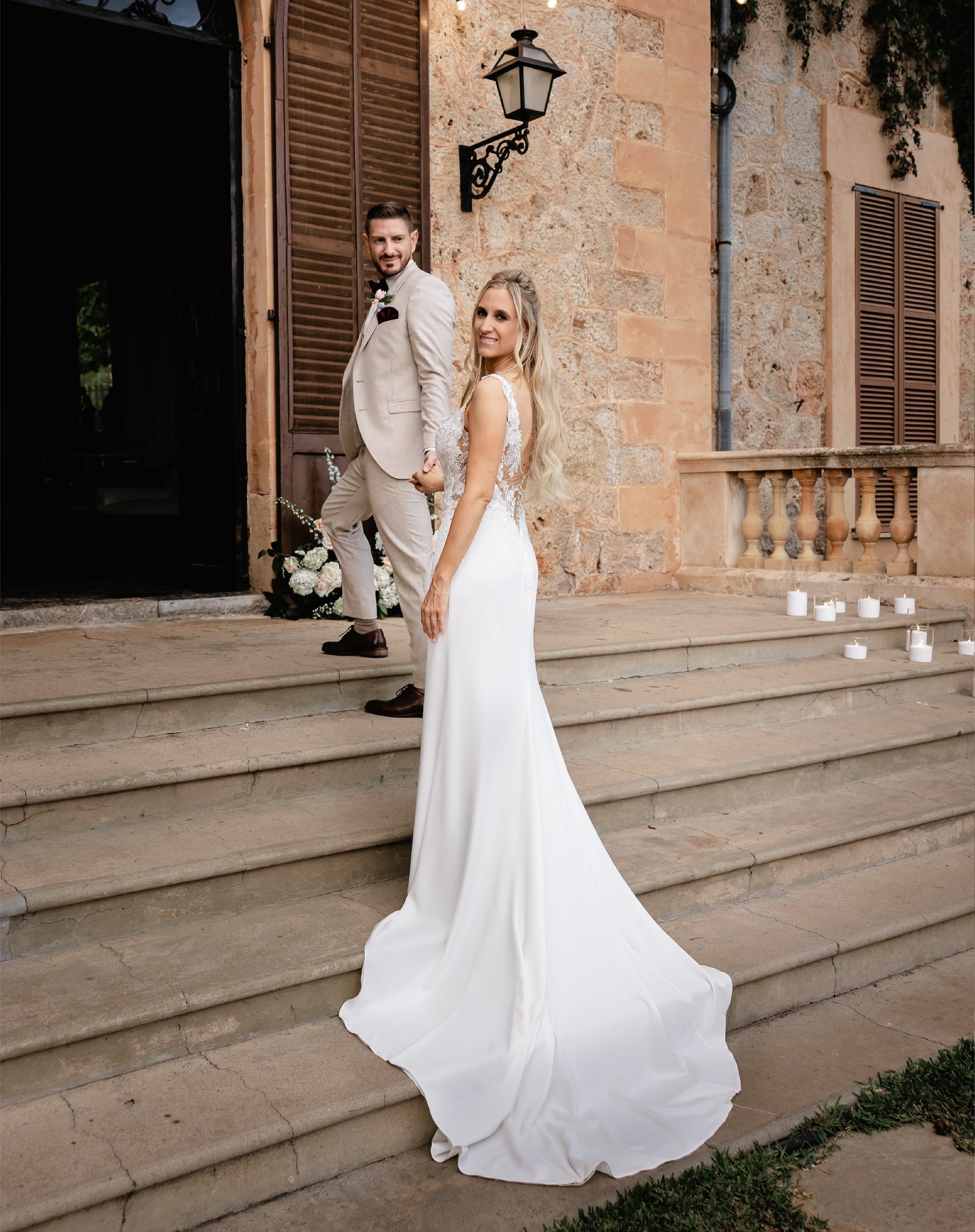 ✨ Katrina & Michael ✨
Su boda fue exactamente lo que ellos transmiten: alegría y una energía preciosa que contagiaba a todos.
Katrina estaba llena de luz e hizo que cada momento brillara todavía más.
Michael, siempre con una sonrisa, completaba esa complicidad tan bonita que tienen juntos.
Vinieron desde Suiza para celebrar su gran día en Son Togores @sontogores , una boda de destino en Mallorca; a los pies de la Serra de Tramuntana, rodeados de naturaleza, risas y familia. Una boda divertida y auténtica… de esas que me recuerdan por qué amo tanto mi trabajo como fotógrafa de bodas en Mallorca.
La organización estuvo a cargo de @anewageevents , que creó un ambiente perfecto y cuidó cada detalle con muchísimo cariño.
Y la música en directo la puso @monitoband , que cruzaron Europa desde Austria para llevar la fiesta a otro nivel, haciendo que todos bailaran sin parar.
Gracias por confiar en mí para capturar cada emoción en esta finca tan especial ✨