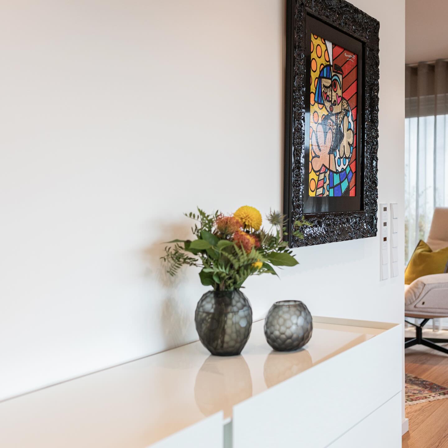 Nach der nachhaltigen Modernisierung einer gesamten Etage hat sich die Raumstruktur komplett verändert: Aus mehreren kleinen Zimmern wurde ein großzügiger, heller Open Space mit Kamin, Essbereich, Wohnzimmer und einer neuen Lounge, die als ruhiges Zentrum dient. Eine klare, funktionale Neuordnung, die zeigt, wie sehr Architektur den Alltag verändern kann.
Die Kombination aus bestehenden Materialien, neuen Oberflächen und gezielten Akzenten formt einen eleganten, zeitlosen Raum, der Offenheit schafft und dennoch Struktur bietet. Ein Zuhause, das leicht wirkt, großzügig ist und alle Funktionen harmonisch miteinander verbindet.
Innenarchitektur @cmiadesign www.c-mia.de
Möbel @schmitt_raumdesign
Licht @haulichtdesign
Schreiner @schreinerei_nollen
Kamin @quetlich_feuerkultur
#innenarchitekturkoblenz #koblenz #oberwerth #montabaur #westerwald #architekturkoblenz #interiordesign #raumausstattung #cmia #cmiainnenarchitektur #cmiadesign #occhio #romerobritto
@occhio_lighting
@bw_bielefelderwerkstaetten
@interluebke_