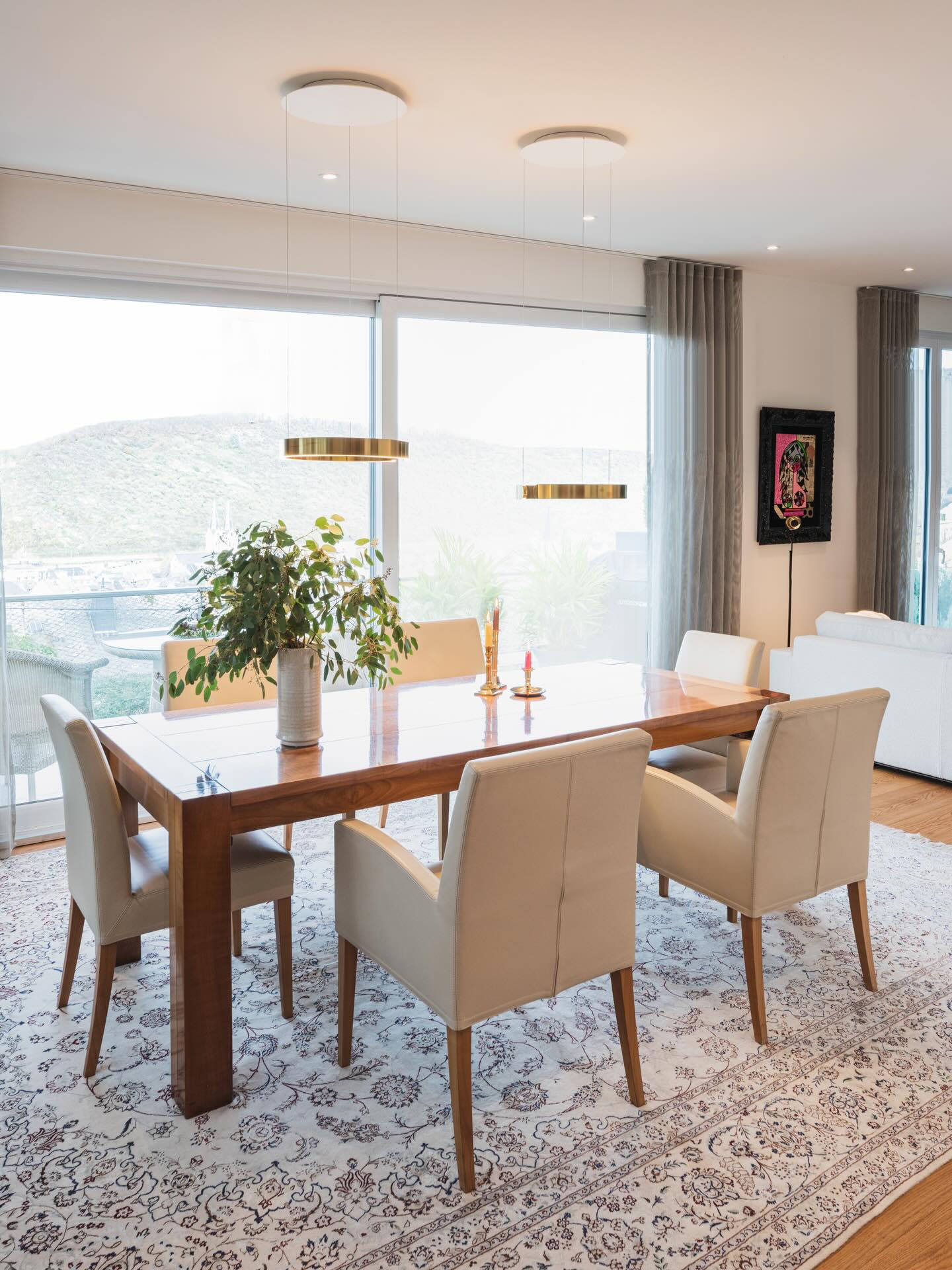 Nach der nachhaltigen Modernisierung einer ganzen Etage und dem Rückbau der alten Raumtrennwand ist aus mehreren kleinen Zimmern ein großzügiger Open Space entstanden – mit Kamin, Essbereich, Wohnzimmer und einer entspannten Lounge. Genau die Art Transformation, bei der man spürt, wie Architektur plötzlich atmen kann.
Zusammen mit warmen Farbakzenten und farbenfroher Kunst entsteht ein spannender Kontrast zu den ruhigen, neutralen Grundtönen und festen Einbauten. Modern, klar, nachhaltig und vor allem: charaktervoll.
Möbel @schmitt_raumdesign
Licht @haulichtdesign @occhio_lighting
#bauimbestand #interiordesign #cmiadesign #cmia #cmiainnenarchitektur #innenarchitekturkoblenz #raumausstattung #romerobritto #koblenz #oberwerth #montabaur #westerwald #stilhaus