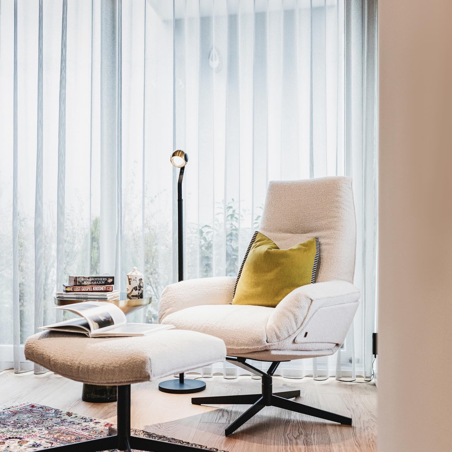 Nach der nachhaltigen Modernisierung einer gesamten Etage hat sich die Raumstruktur komplett verändert: Aus mehreren kleinen Zimmern wurde ein großzügiger, heller Open Space mit Kamin, Essbereich, Wohnzimmer und einer neuen Lounge, die als ruhiges Zentrum dient. Eine klare, funktionale Neuordnung, die zeigt, wie sehr Architektur den Alltag verändern kann.
Die Kombination aus bestehenden Materialien, neuen Oberflächen und gezielten Akzenten formt einen eleganten, zeitlosen Raum, der Offenheit schafft und dennoch Struktur bietet. Ein Zuhause, das leicht wirkt, großzügig ist und alle Funktionen harmonisch miteinander verbindet.
Innenarchitektur @cmiadesign www.c-mia.de
Möbel @schmitt_raumdesign
Licht @haulichtdesign
Schreiner @schreinerei_nollen
Kamin @quetlich_feuerkultur
#innenarchitekturkoblenz #koblenz #oberwerth #montabaur #westerwald #architekturkoblenz #interiordesign #raumausstattung #cmia #cmiainnenarchitektur #cmiadesign #occhio #romerobritto
@occhio_lighting
@bw_bielefelderwerkstaetten
@interluebke_
