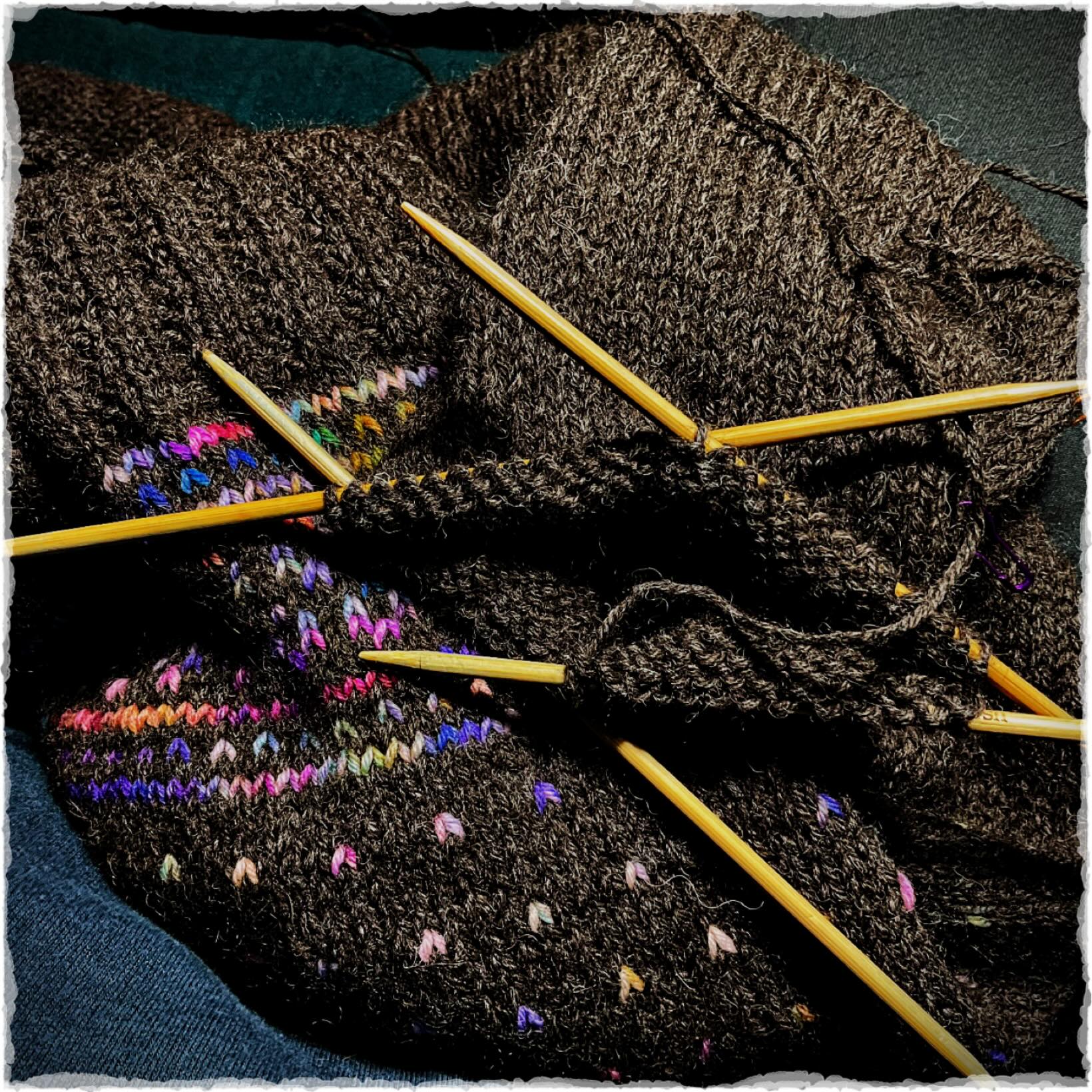 🧶🧶🧶
My neglected sweater is getting a little love this evening.
Second sleeve half done so the end is in sight.
.
.
I think little circulars are an invention of the 👿 - give me dpns any day.
Happy colours in this knit are Hubble Bubble by @ripplescraftsyarn Helen 🤗 🧶🧶🧶
My neglected sweater is getting a little love this evening.
Second sleeve half done so the end is in sight.
.
.
I think little circulars are an invention of the 👿 - give me dpns any day.
Happy colours in this knit are Hubble Bubble by @ripplescraftsyarn Helen 🤗