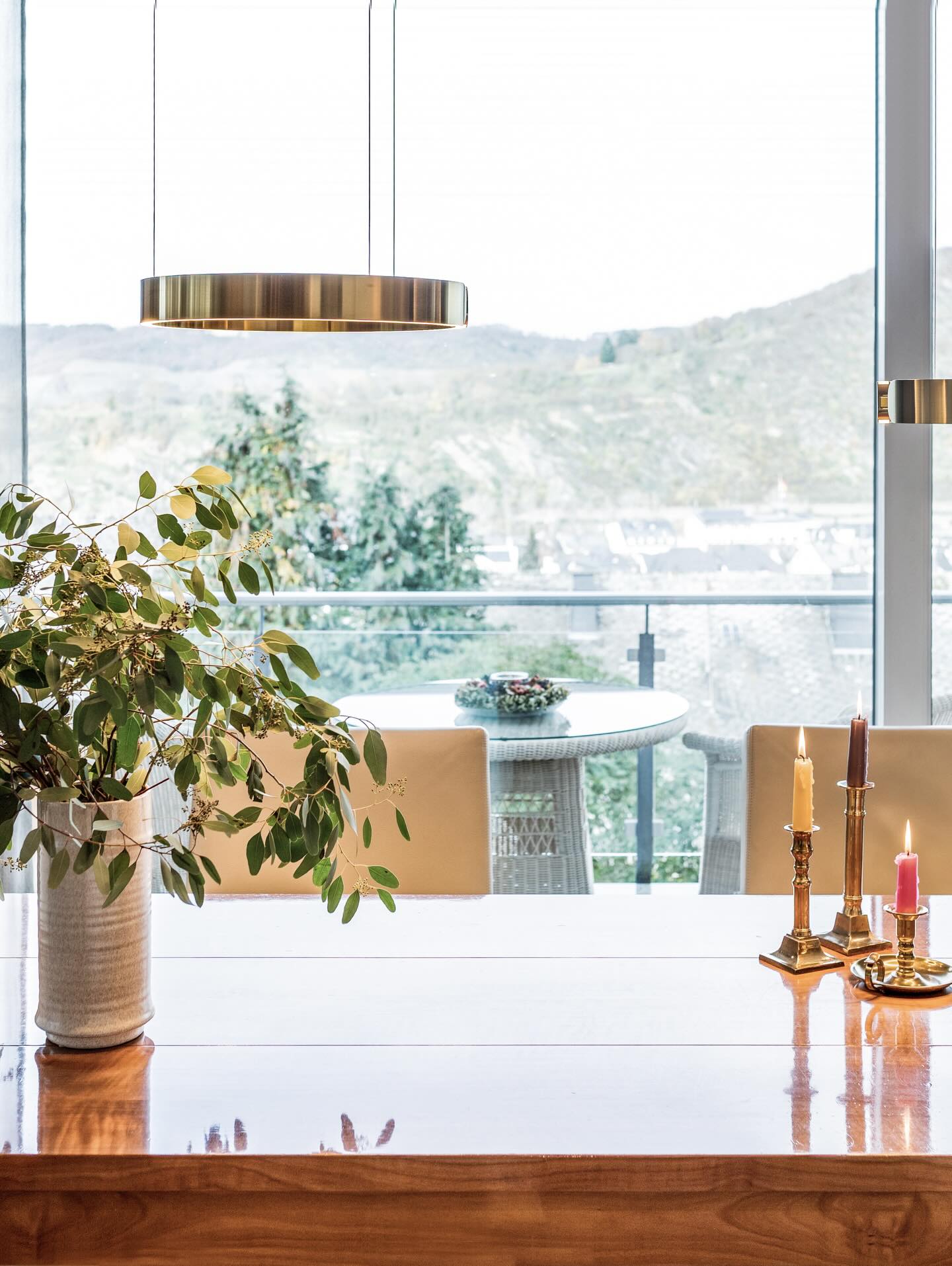 Nach der nachhaltigen Modernisierung einer ganzen Etage und dem Rückbau der alten Raumtrennwand ist aus mehreren kleinen Zimmern ein großzügiger Open Space entstanden – mit Kamin, Essbereich, Wohnzimmer und einer entspannten Lounge. Genau die Art Transformation, bei der man spürt, wie Architektur plötzlich atmen kann.
Zusammen mit warmen Farbakzenten und farbenfroher Kunst entsteht ein spannender Kontrast zu den ruhigen, neutralen Grundtönen und festen Einbauten. Modern, klar, nachhaltig und vor allem: charaktervoll.
Möbel @schmitt_raumdesign
Licht @haulichtdesign @occhio_lighting
#bauimbestand #interiordesign #cmiadesign #cmia #cmiainnenarchitektur #innenarchitekturkoblenz #raumausstattung #romerobritto #koblenz #oberwerth #montabaur #westerwald #stilhaus