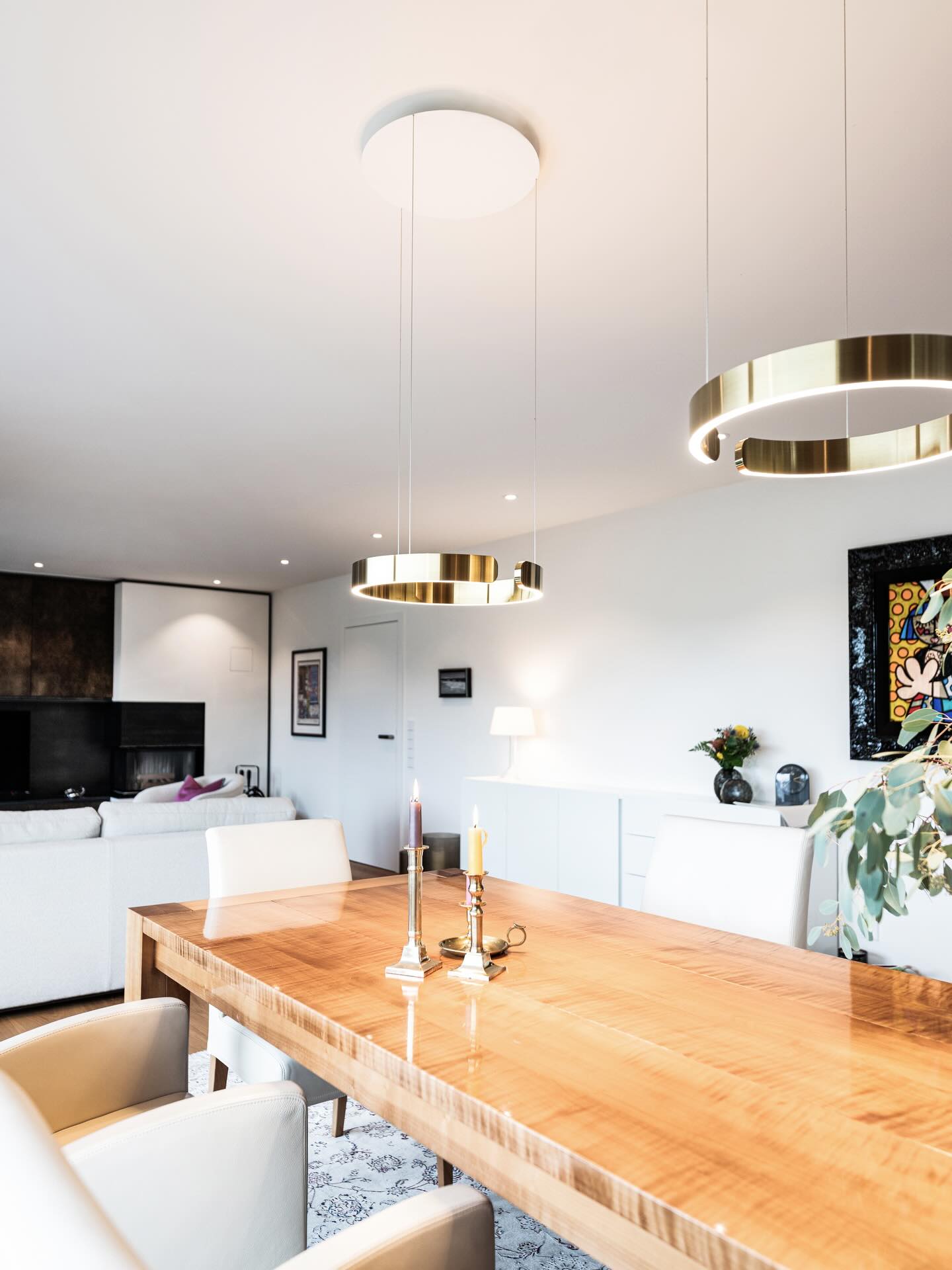 Nach der nachhaltigen Modernisierung einer ganzen Etage und dem Rückbau der alten Raumtrennwand ist aus mehreren kleinen Zimmern ein großzügiger Open Space entstanden – mit Kamin, Essbereich, Wohnzimmer und einer entspannten Lounge. Genau die Art Transformation, bei der man spürt, wie Architektur plötzlich atmen kann.
Zusammen mit warmen Farbakzenten und farbenfroher Kunst entsteht ein spannender Kontrast zu den ruhigen, neutralen Grundtönen und festen Einbauten. Modern, klar, nachhaltig und vor allem: charaktervoll.
Möbel @schmitt_raumdesign
Licht @haulichtdesign @occhio_lighting
#bauimbestand #interiordesign #cmiadesign #cmia #cmiainnenarchitektur #innenarchitekturkoblenz #raumausstattung #romerobritto #koblenz #oberwerth #montabaur #westerwald #stilhaus