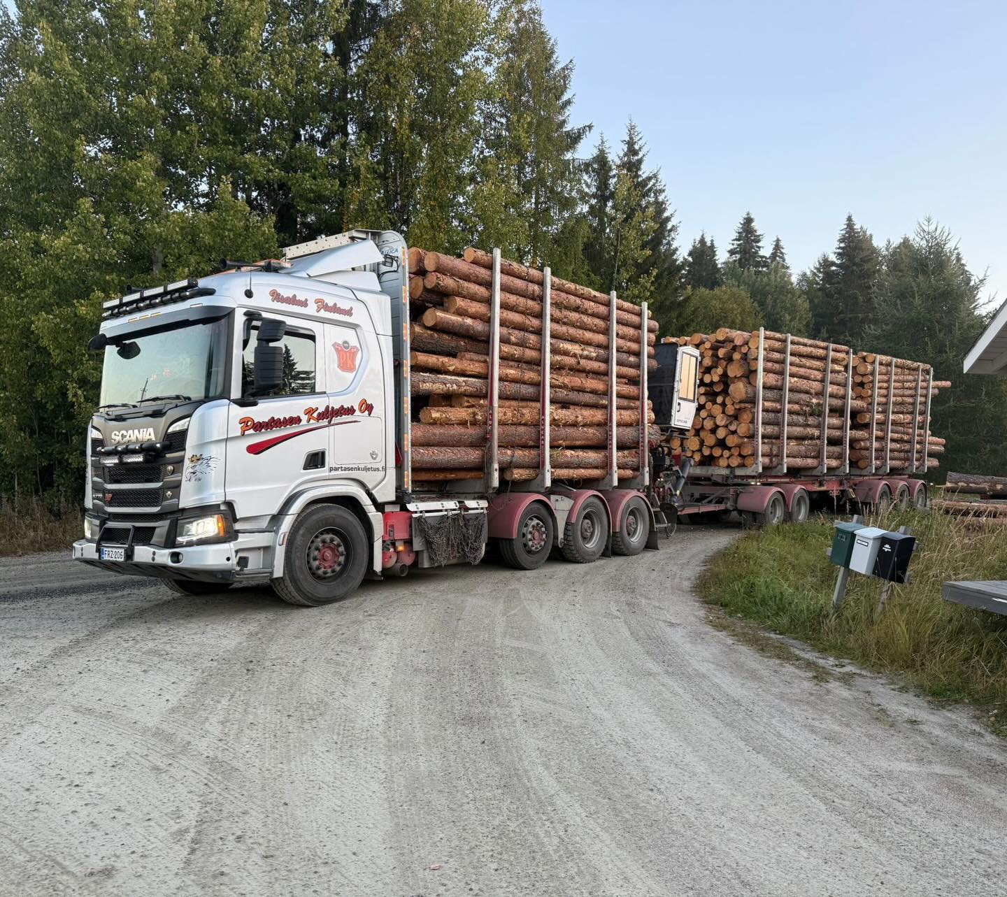Tikut taksilla tehtaalle?
#partasenkuljetusoy #scaniav8