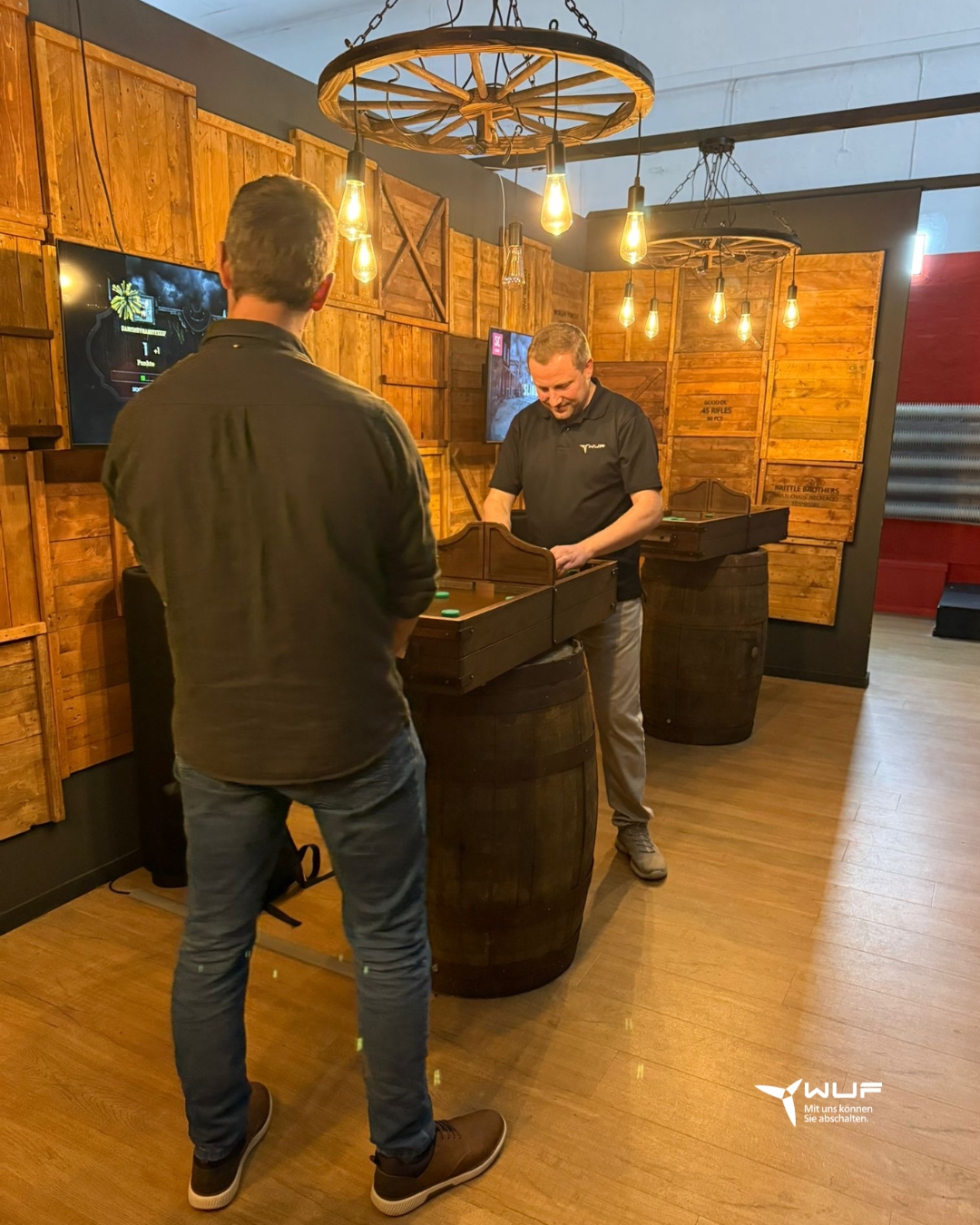 Weihnachtsfeier 2025
Und wie man unschwer an den Bildern erkennen kann: Dieses Jahr ging es für uns als Team WuF Windenergie & Flugsicherheit GmbH in ein Gaming Center in Kiel.😎
Du musst wissen: Wir sind alle ziemlich ehrgeizig und genau deshalb kommen solche Spiele bei uns besonders gut an.
Die Auswahl war perfekt: jeder gegen jeden, viel Geschicklichkeit, ein bisschen Reaktionsvermögen und genau der richtige Rahmen, damit bei uns allen der Wettkampfgeist geweckt wird.
Ein lockerer Ausklang mit gutem Essen durfte natürlich auch nicht fehlen, so wie es bei einer Weihnachtsfeier einfach dazugehört.
#Weihnachtsfeier #Windenergie #TeamWuF