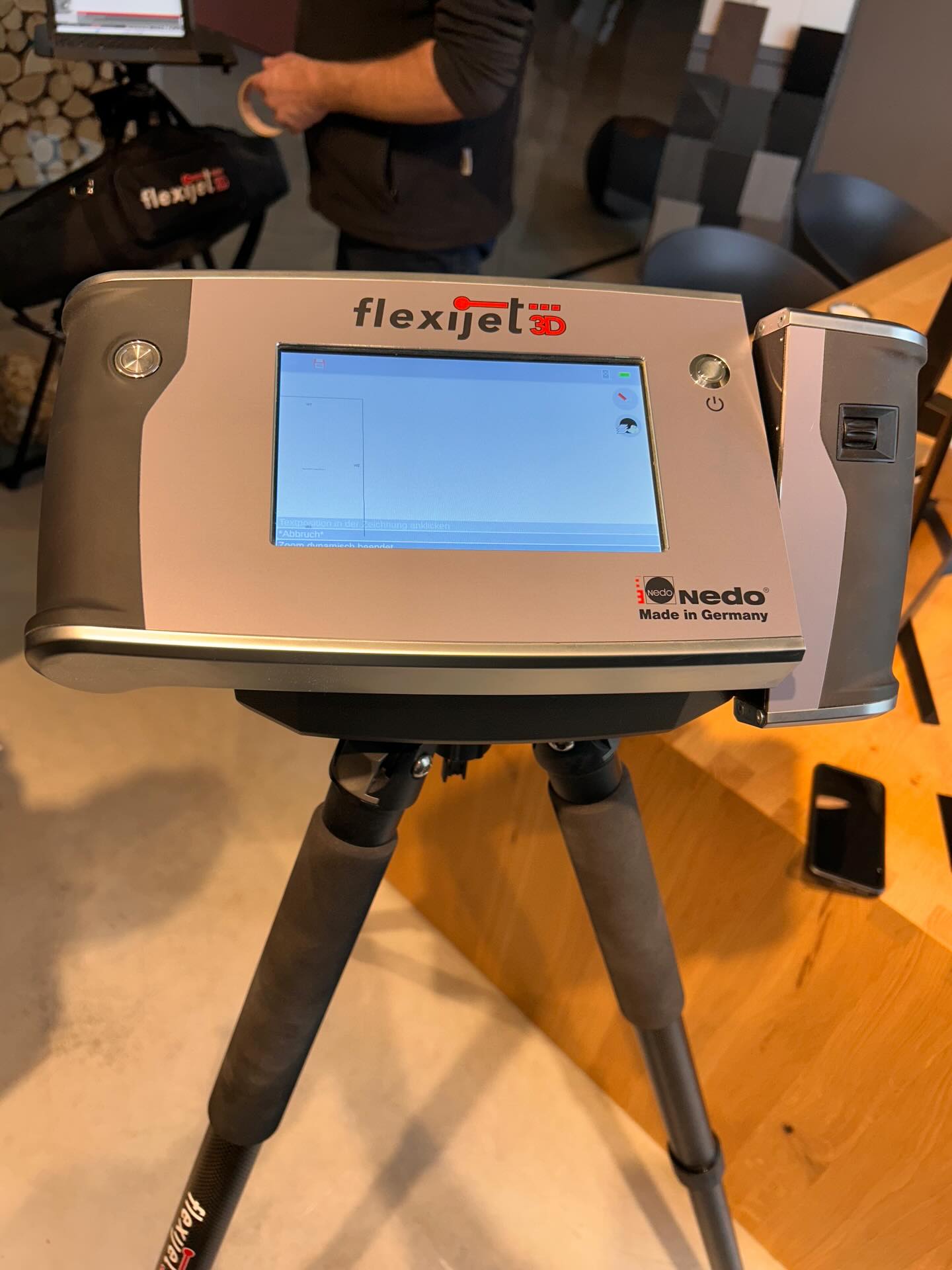 ? Besuch von @flexijet.germany bei uns in der Schreinerei
Letzte Woche war Herr Weber @mei_flexijet_und_i bei uns und hat uns spannende Einblicke in das Laser-Aufmaß gegeben.
Eine wirklich feine Sache für unser Handwerk – präzise, digital und effizient.
Wir freuen uns auf den Aufmaßtermin am Donnerstag beim Kunden vor Ort! ?
#Schreinerei #Handwerk #LaserAufmaß #DigitalesAufmaß #myflexijet #Holzhandwerk #Innenausbau #Aufmaß #Präzision #HandwerkVonHeute #TechnikImHandwerk #schreinereihäckl