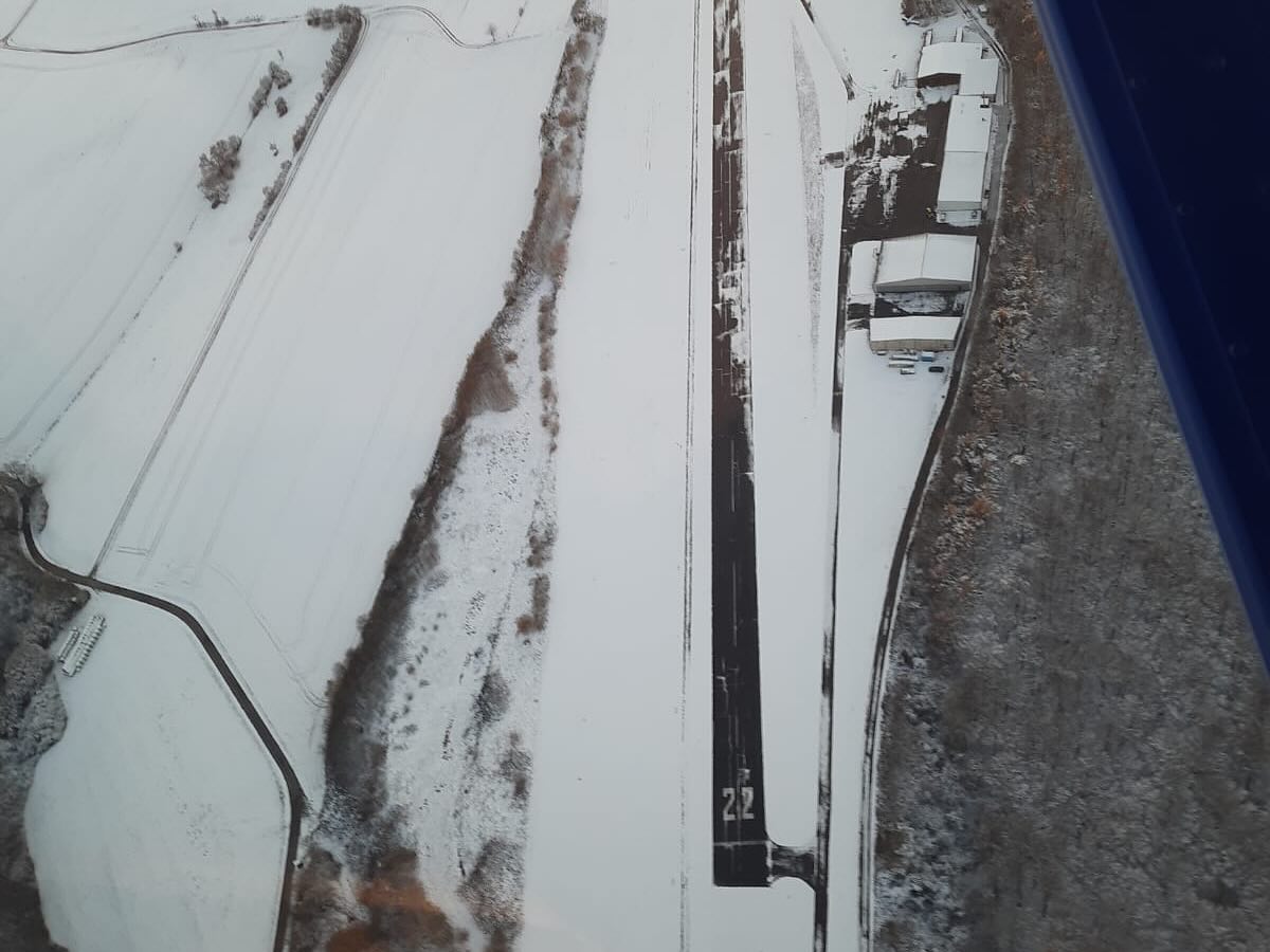 Winterlandschaft im Weserbergland ❄️ Die eisigen Temperaturen der letzten Tage haben das Weserbergland in eine beeindruckende Winterkulisse verwandelt. Während sich in den Tälern dichter Nebel sammelt, liegen die Höhen unter einer feinen Schneeschicht. Aus der Luft entsteht ein einzigartiges und stimmungsvolles Panorama! 😍
#weserbergland #weserberglandfotografie #weserbergland_photography #badpyrmont #pyrmont #luegde #lsgbadpyrmont #schnee #winterwonderland