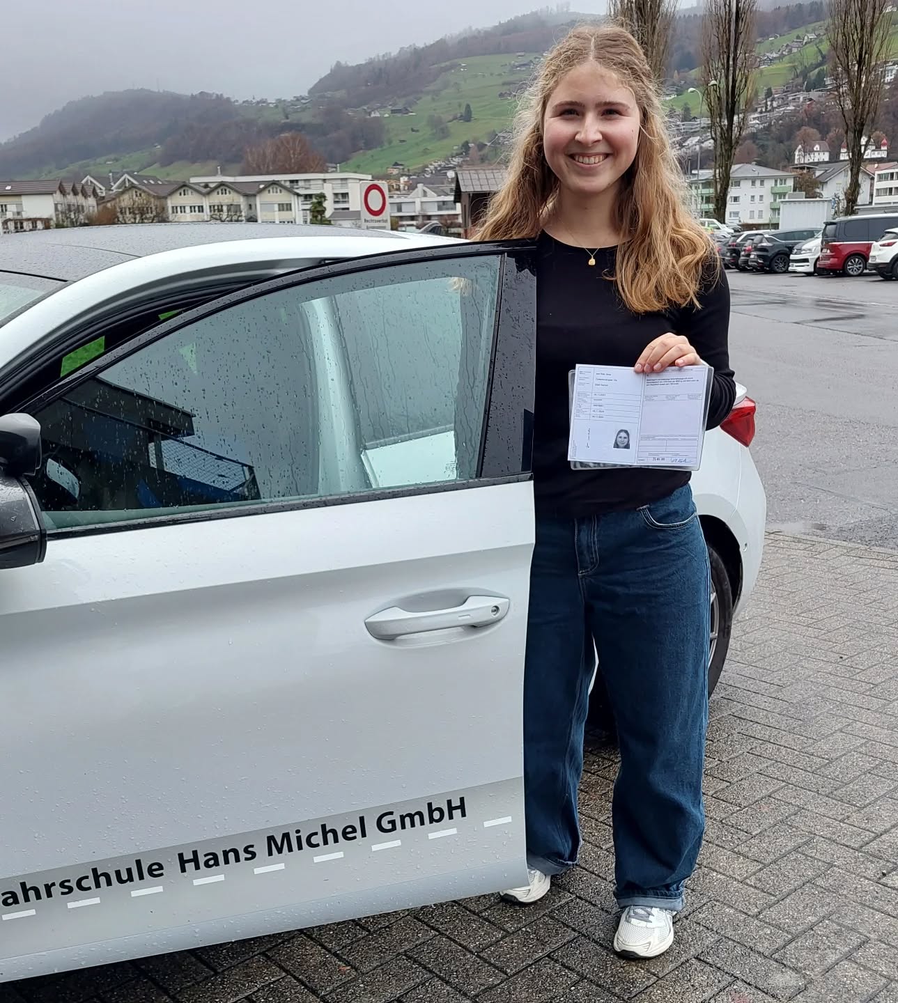 Liebe Jana
Herzlichen Glückwunsch zur bestandenen Führerprüfung.
Danke für dein Vertrauen. Wir wünschen dir unfallfreie Fahrt.