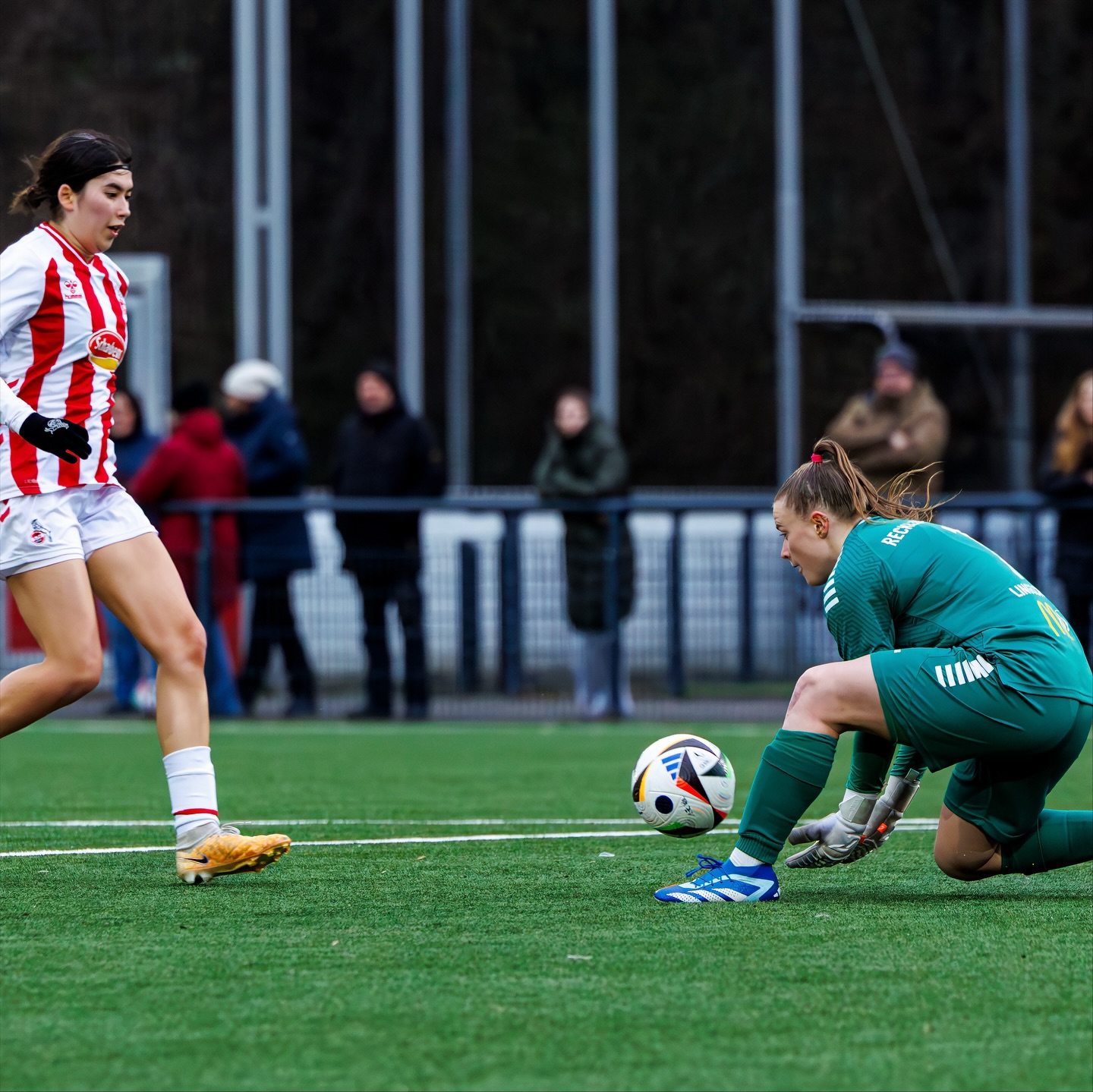⚽️ 𝗦𝗽𝗶𝗲𝗹𝘁𝗮𝗴 𝟭𝟰 #𝗞𝗢𝗘𝗙𝗙𝗖 ⚽️
Start in die #Rückrunde der Regionalliga-Saison 25/26
Unsere Frauen I mussten beim aktuellen #Tabellenführer und Aufstiegsaspiranten des 1. FC Köln U21 @fckoeln_frauen antreten. Anspruchsvoller konnte die Aufgabe nicht sein.
Es wurde eine sehenswerte Partie mit einem leidenschaftlichen FFC und spielstarken Kölnerinnen.
Unser Trainerteam Björn Sobotzki und Claudius Glania fand die richtige #Taktik und #Ansprache. Unsere Frauen standen defensiv stabil.
Trotz einer wirklich starken #Leistung musste sich unser Team am Ende mit 0:2 geschlagen geben.
Unglückliche Abseitsentscheidungen gegen den FFC verhinderten tatsächlich sogar eine blau-weiße #Überraschung …
Auf dieser sehr guten Leistung können unsere Mädels auf jeden Fall aufbauen und zuversichtlich in das nächste überaus wichtige #Heimspiel gegen die Zweitvertretung von Borussia Mönchengladbach gehen.
SO 07.12.2025
Anstoß 13:30 Uhr
in Leusberg
📸 @ric.baumert
#frauenfussball #regionalliga #1ffcrecklinghausen #1fcköln #auswärtsspiel #team #bele_construction_gmbh #derbystar #mcdonaldsde
@bele_construction_gmbh
@derbystar
@mcdonaldsde