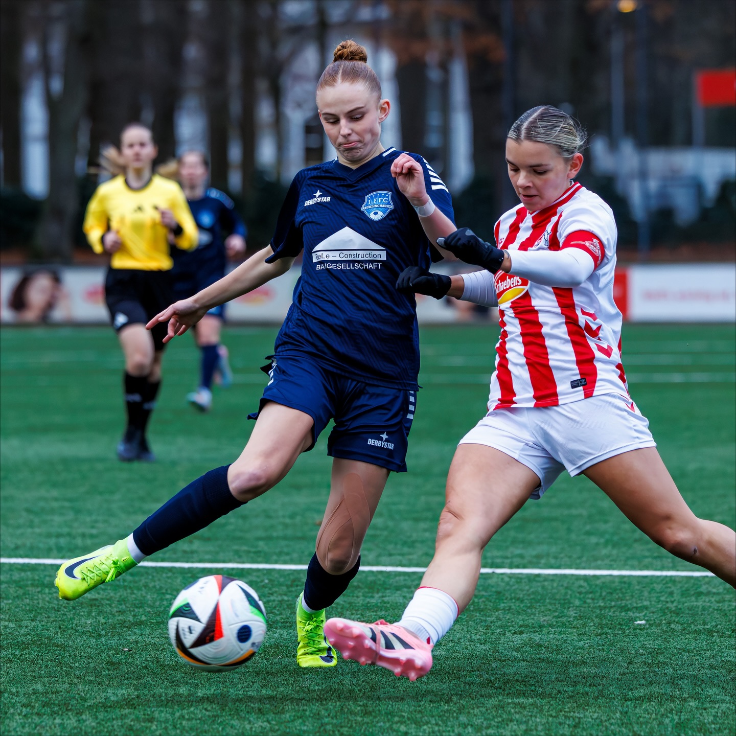 ⚽️ 𝗦𝗽𝗶𝗲𝗹𝘁𝗮𝗴 𝟭𝟰 #𝗞𝗢𝗘𝗙𝗙𝗖 ⚽️
Start in die #Rückrunde der Regionalliga-Saison 25/26
Unsere Frauen I mussten beim aktuellen #Tabellenführer und Aufstiegsaspiranten des 1. FC Köln U21 @fckoeln_frauen antreten. Anspruchsvoller konnte die Aufgabe nicht sein.
Es wurde eine sehenswerte Partie mit einem leidenschaftlichen FFC und spielstarken Kölnerinnen.
Unser Trainerteam Björn Sobotzki und Claudius Glania fand die richtige #Taktik und #Ansprache. Unsere Frauen standen defensiv stabil.
Trotz einer wirklich starken #Leistung musste sich unser Team am Ende mit 0:2 geschlagen geben.
Unglückliche Abseitsentscheidungen gegen den FFC verhinderten tatsächlich sogar eine blau-weiße #Überraschung …
Auf dieser sehr guten Leistung können unsere Mädels auf jeden Fall aufbauen und zuversichtlich in das nächste überaus wichtige #Heimspiel gegen die Zweitvertretung von Borussia Mönchengladbach gehen.
SO 07.12.2025
Anstoß 13:30 Uhr
in Leusberg
📸 @ric.baumert
#frauenfussball #regionalliga #1ffcrecklinghausen #1fcköln #auswärtsspiel #team #bele_construction_gmbh #derbystar #mcdonaldsde
@bele_construction_gmbh
@derbystar
@mcdonaldsde