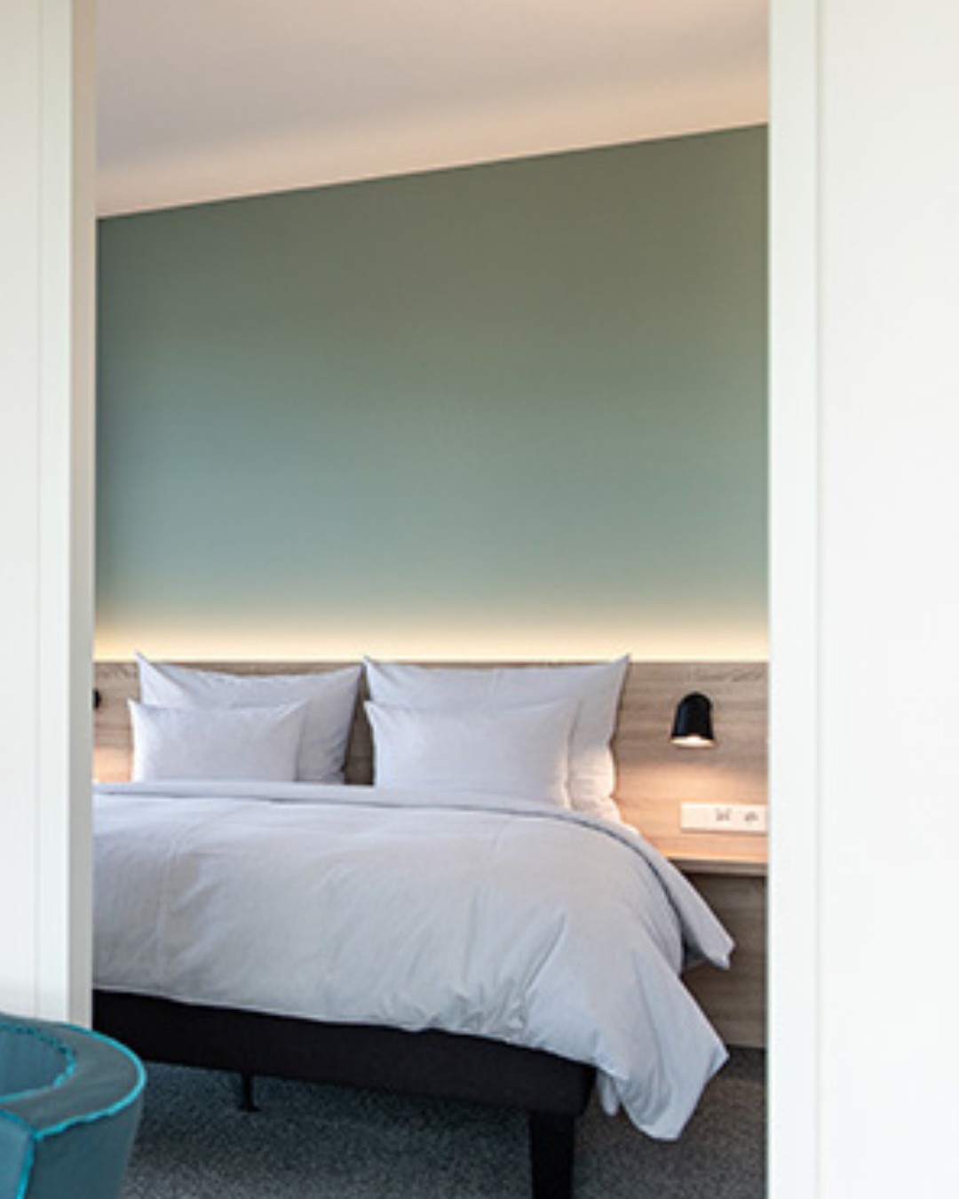 Unsere Apartments sind echte Allrounder. Schlafen, entspannen, kochen, Serien schauen und das alles mit genug Platz für Familie oder Freunde. Und wenn du erstmal drin bist, denkst du dir vermutlich: Genau hier bleib ich.
HOTEL
HAMBURG