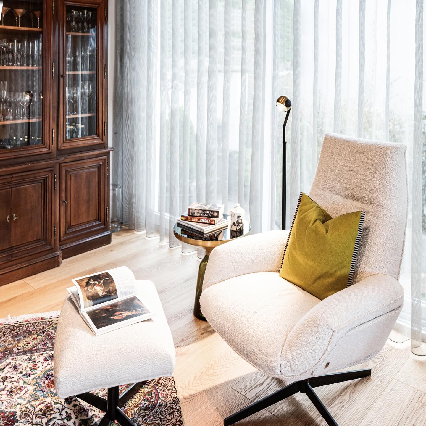 Nach der nachhaltigen Modernisierung einer gesamten Etage hat sich die Raumstruktur komplett verändert: Aus mehreren kleinen Zimmern wurde ein großzügiger, heller Open Space mit Kamin, Essbereich, Wohnzimmer und einer neuen Lounge, die als ruhiges Zentrum dient. Eine klare, funktionale Neuordnung, die zeigt, wie sehr Architektur den Alltag verändern kann.
Die Kombination aus bestehenden Materialien, neuen Oberflächen und gezielten Akzenten formt einen eleganten, zeitlosen Raum, der Offenheit schafft und dennoch Struktur bietet. Ein Zuhause, das leicht wirkt, großzügig ist und alle Funktionen harmonisch miteinander verbindet.
Innenarchitektur @cmiadesign www.c-mia.de
Möbel @schmitt_raumdesign
Licht @haulichtdesign
Schreiner @schreinerei_nollen
Kamin @quetlich_feuerkultur
#innenarchitekturkoblenz #koblenz #oberwerth #montabaur #westerwald #architekturkoblenz #interiordesign #raumausstattung #cmia #cmiainnenarchitektur #cmiadesign #occhio #romerobritto
@occhio_lighting
@bw_bielefelderwerkstaetten
@interluebke_
