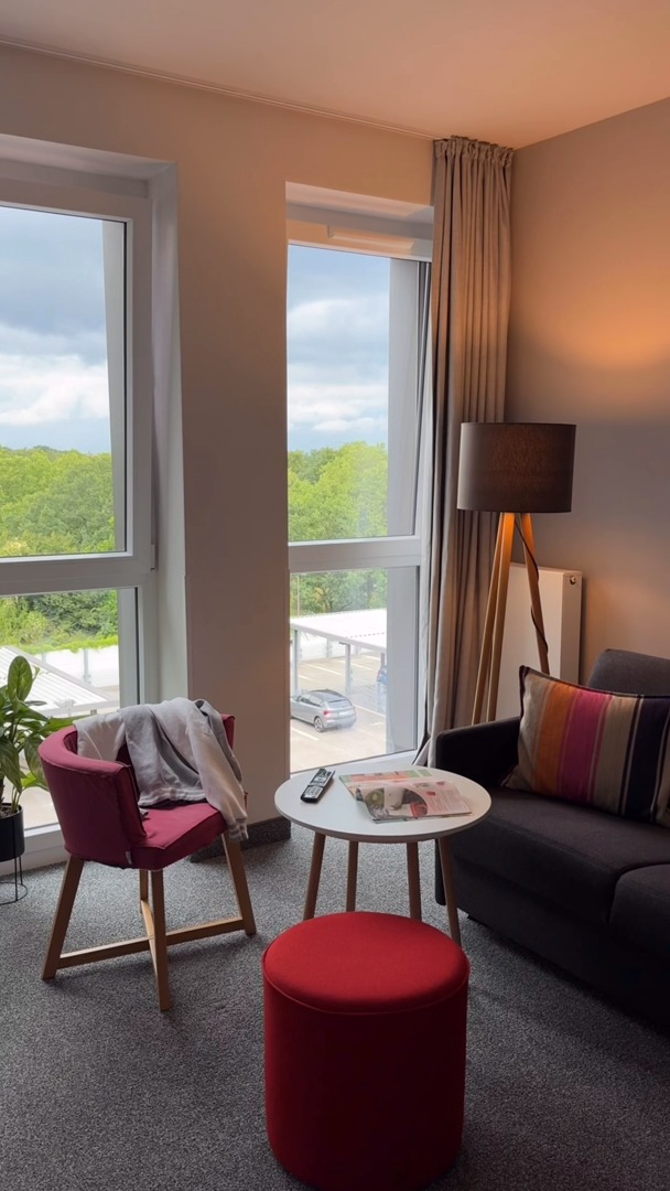Wir sind nicht einfach nur ein Hotel. Wir sind dein Campus in Hamburg. Ein Ort, an dem du wohnen, arbeiten, Sport machen und mit anderen ins Gespräch kommen kannst. Unsere Apartments sind flexibel, modern und so praktisch ausgestattet, dass du dich sofort zuhause fühlst.
Also: Warum sylc.? Weil hier alles kann und nichts muss. ?
HOTEL
HAMBURG