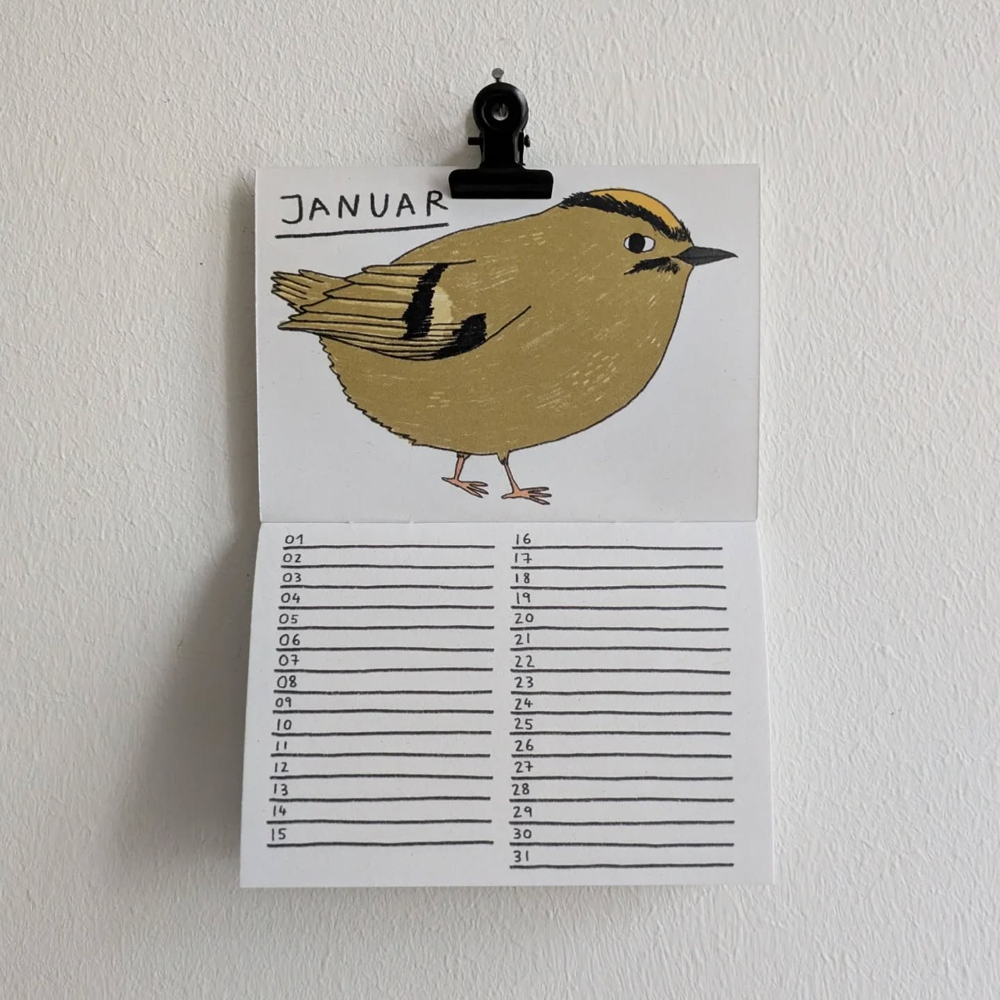 der RICHTIG KLEINE TIERE kalender – alle in etwa lebensgroß dargestellt!
immerwährender kalender.
a7 (7,4 x 10,5 cm), aufgeklappt etwa postkartengröße.
gedruckt auf recyclingpapier.
klammer zum aufhängen liegt bei!
diese tiere sind dabei:
wintergoldhähnchen
stummelschwanzchamäleon
etrusker-spitzmaus
elritze
zaunkönig
grünes heupferd
himmelblauer zwergtaggecko
bienenkolibri
perlhuhnbärbling
schweinsnasenfledermaus
barbadosfadenschlange
haselmaus
und ein geheimes BONUSTIER!
JETZT IM SHOP!
(und diesen samstag beim winter market beim @theroseoftheairportshop in berlin neukölln, 12-18 uhr, kommt!)